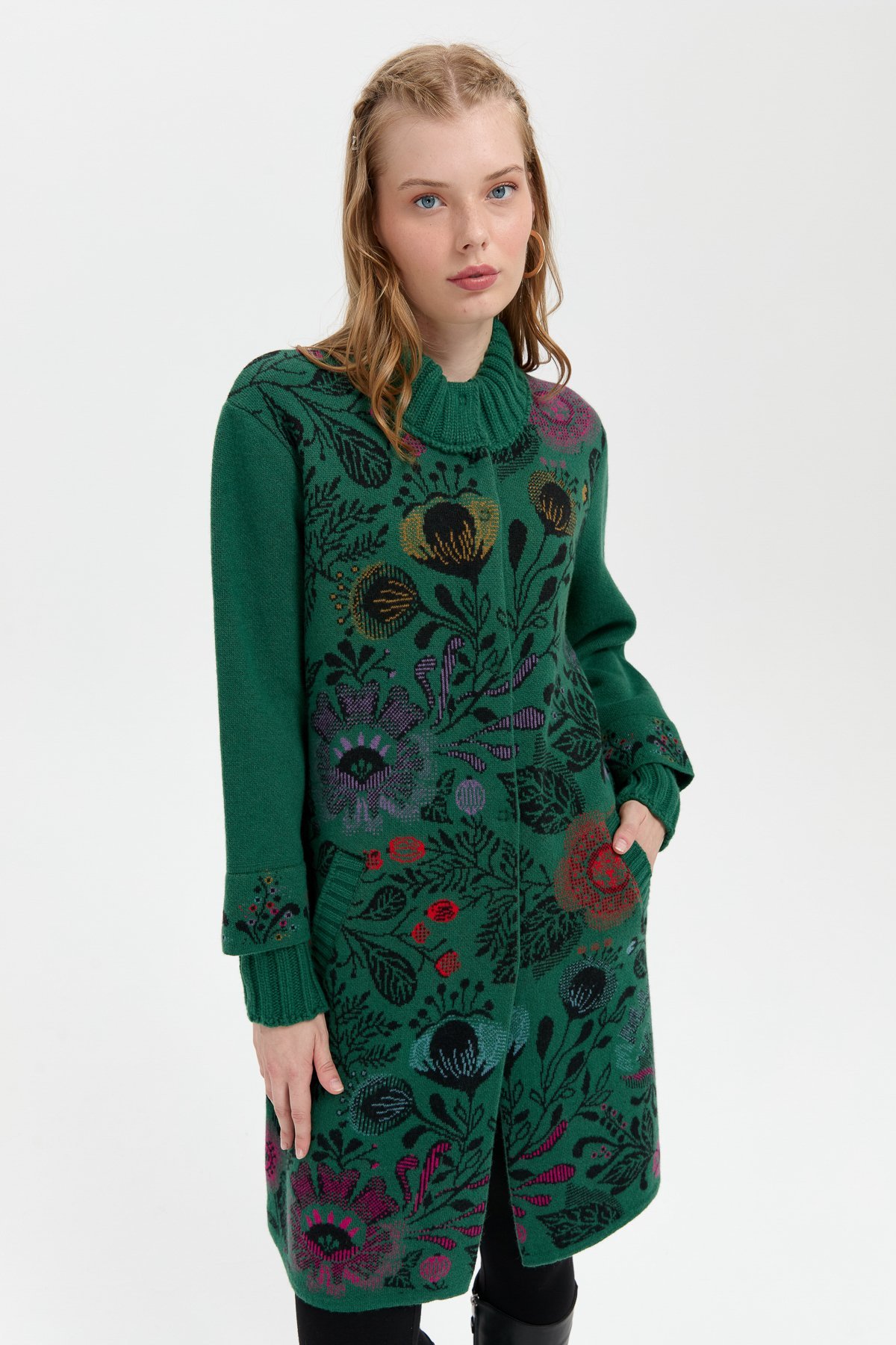 24051Kadın Dik Yaka Önü Renkli Çiçekli Uzun Yün Kaban Ö.Başı