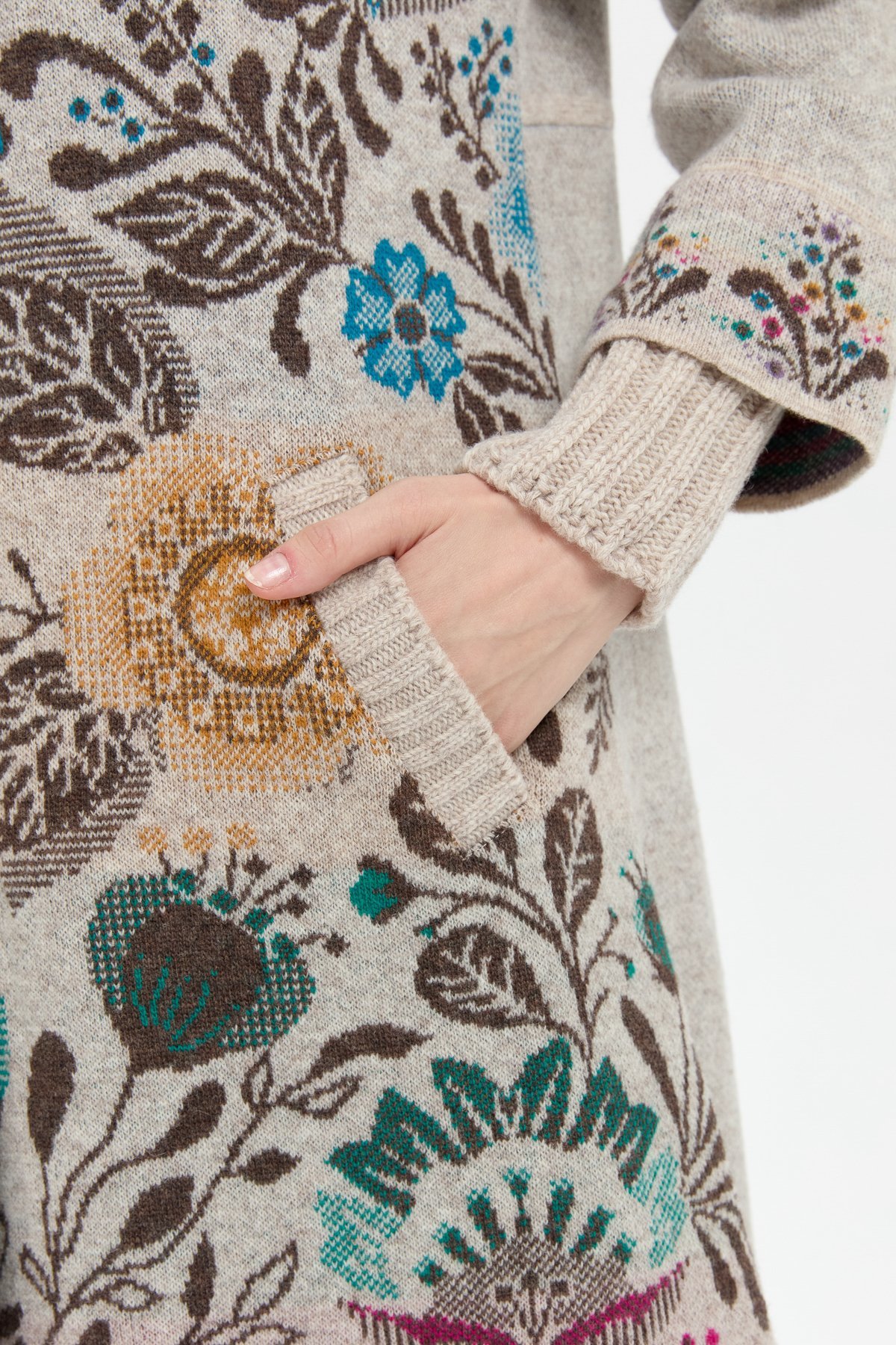 24051Kadın Dik Yaka Önü Renkli Çiçekli Uzun Yün Kaban V.Bej