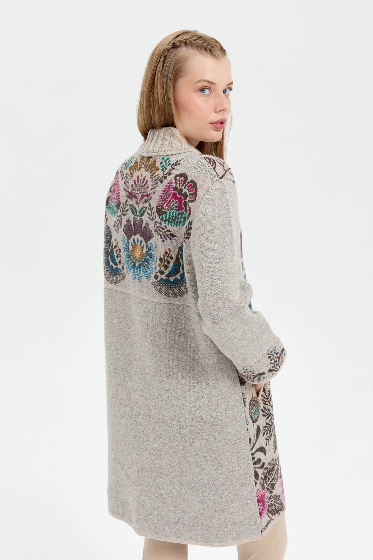 24051Kadın Dik Yaka Önü Renkli Çiçekli Uzun Yün Kaban V.Bej