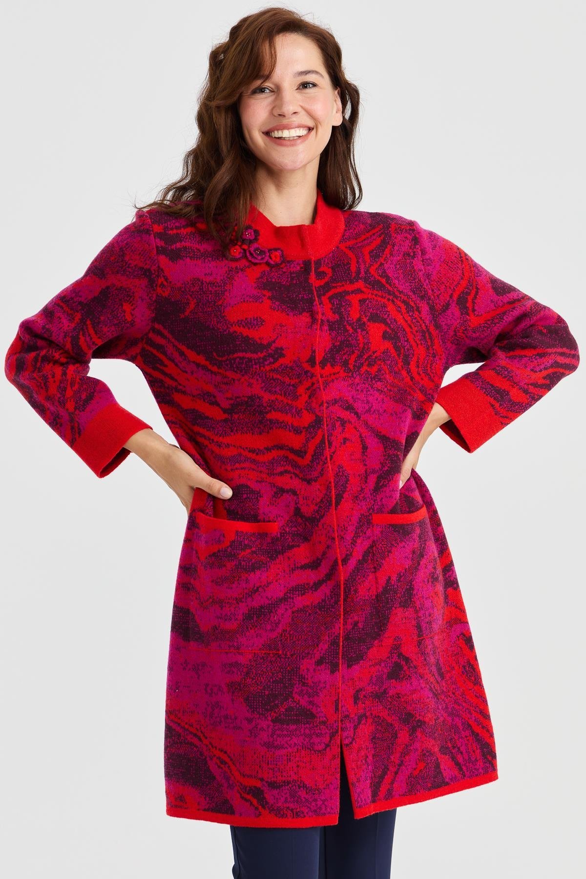 23126Kadın Dik Yaka Renkli Dalga Desenli Uzun Yün Kaban Mercan