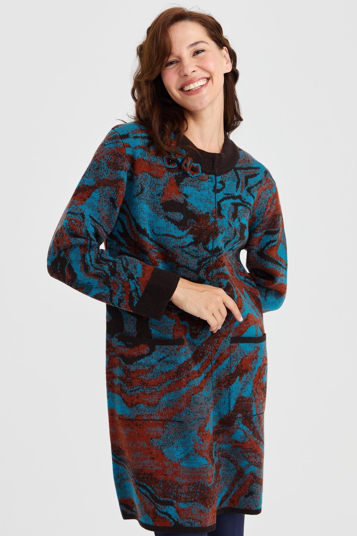 23126Kadın Dik Yaka Renkli Dalga Desenli Uzun Yün Kaban K.Kahve