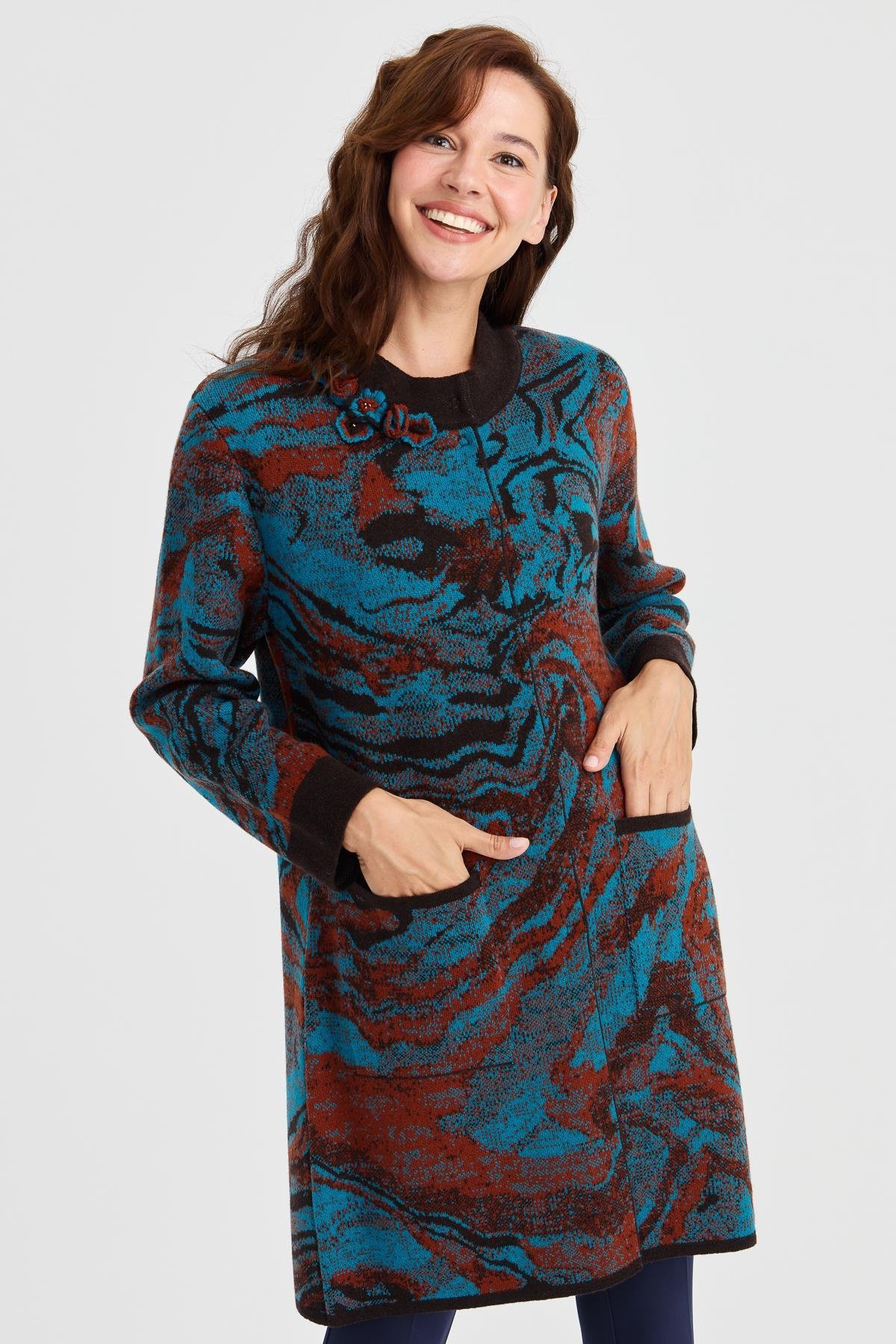 23126Kadın Dik Yaka Renkli Dalga Desenli Uzun Yün Kaban K.Kahve