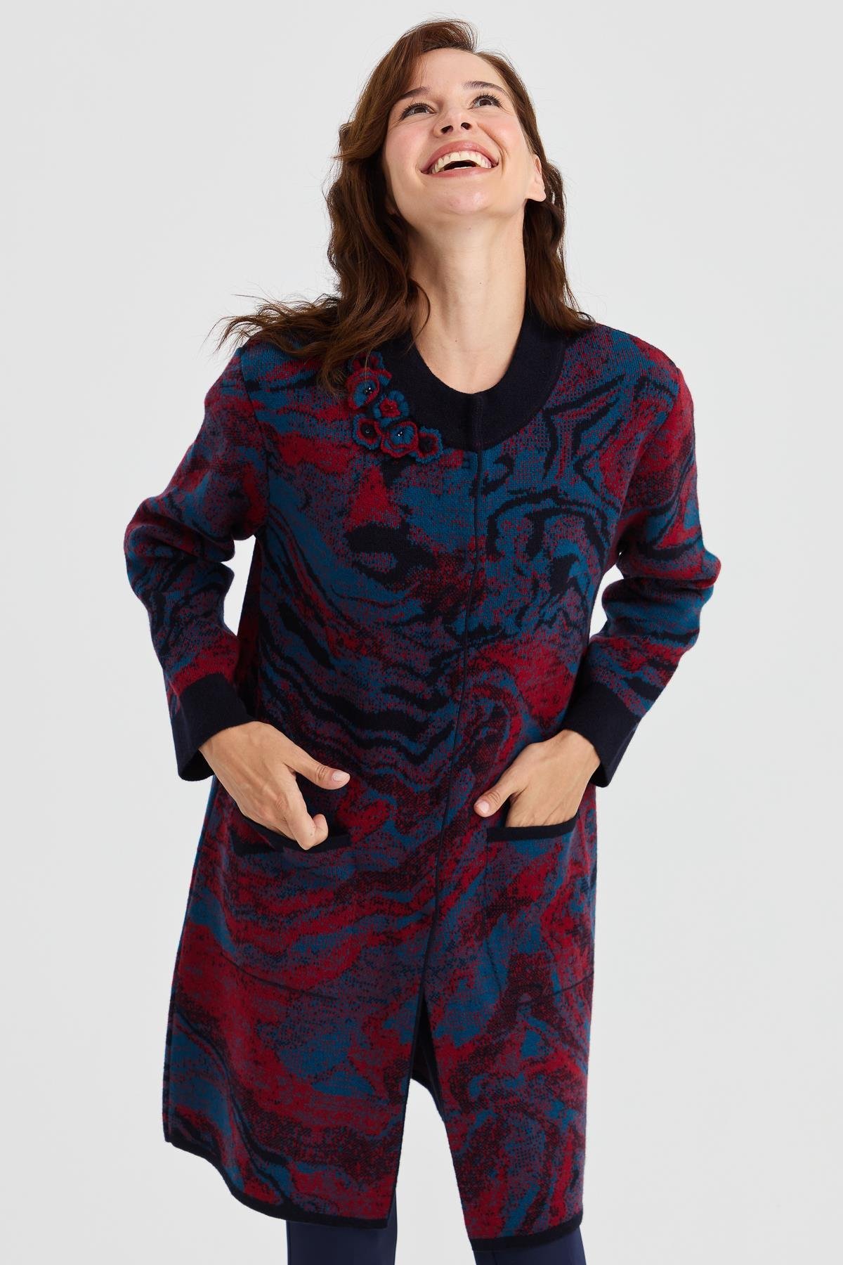 23126Kadın Dik Yaka Renkli Dalga Desenli Uzun Yün Kaban K.Lacivert