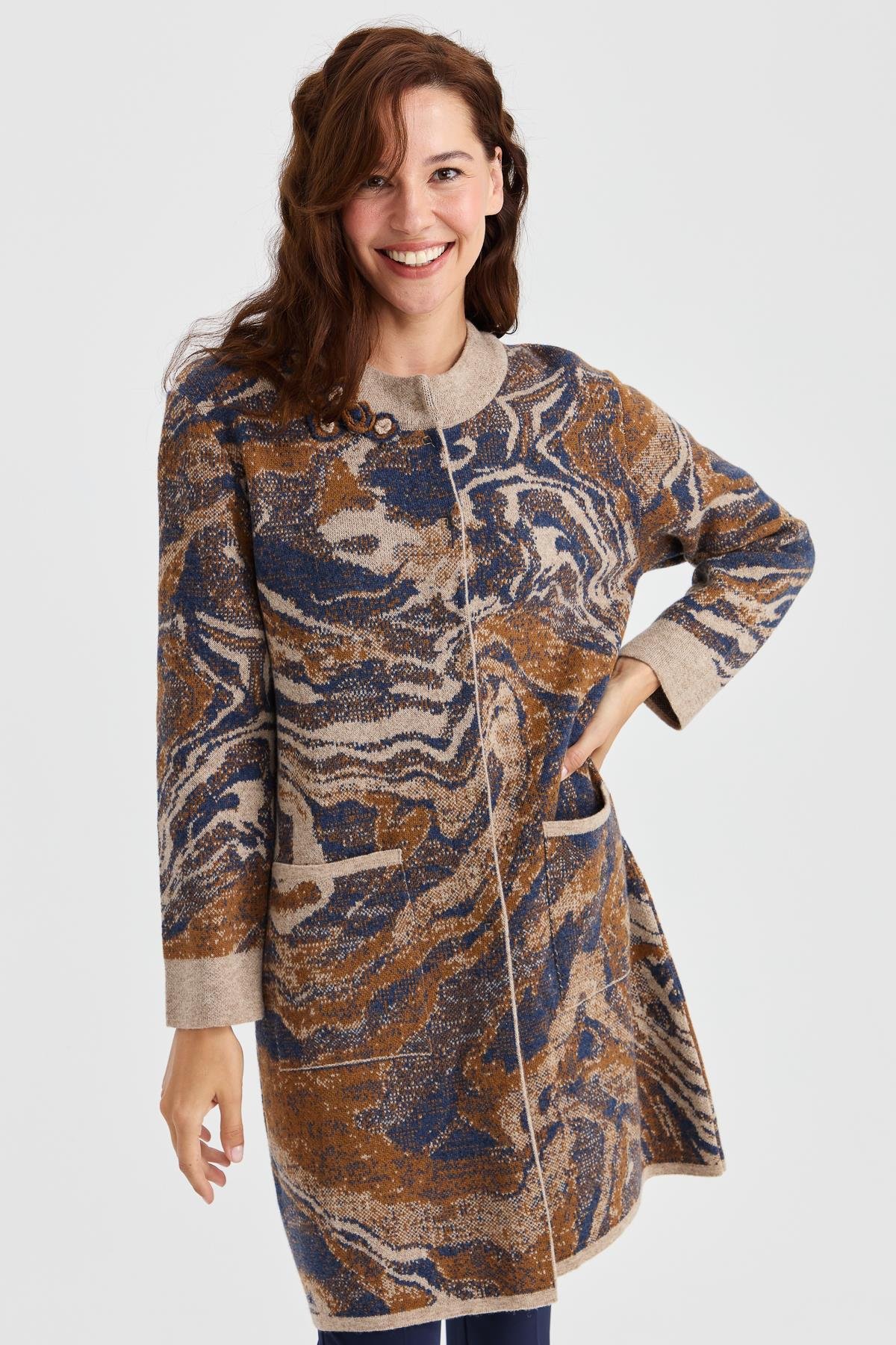 23126Kadın Dik Yaka Renkli Dalga Desenli Uzun Yün Kaban K.Bej