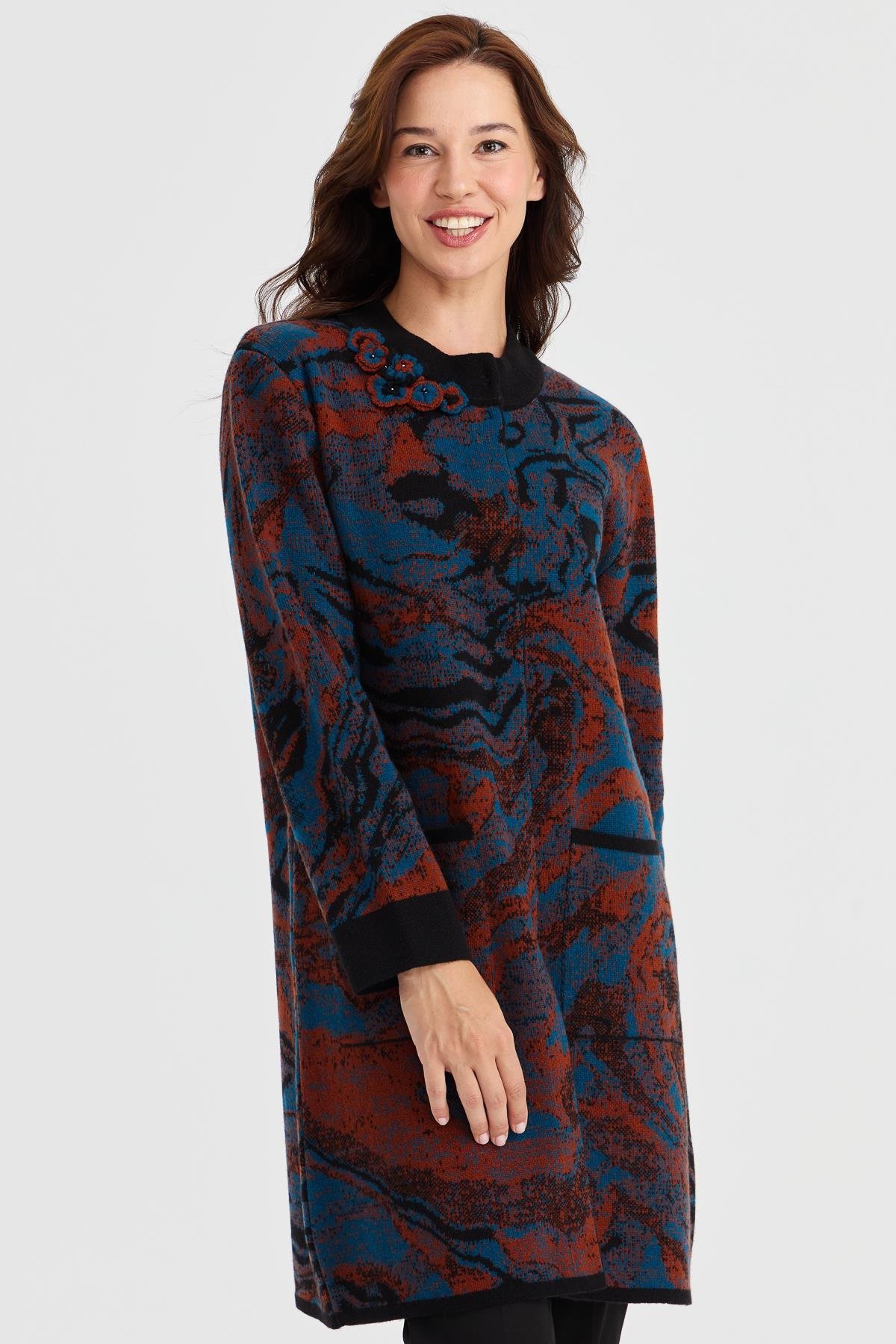 23126Kadın Dik Yaka Renkli Dalga Desenli Uzun Yün Kaban Siyah