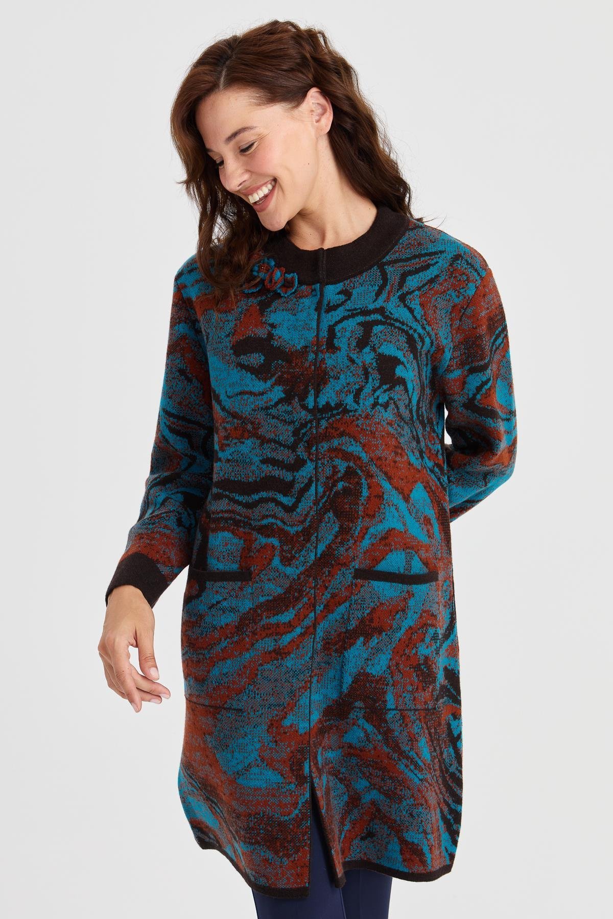 23126Kadın Dik Yaka Renkli Dalga Desenli Uzun Yün Kaban K.Kahve