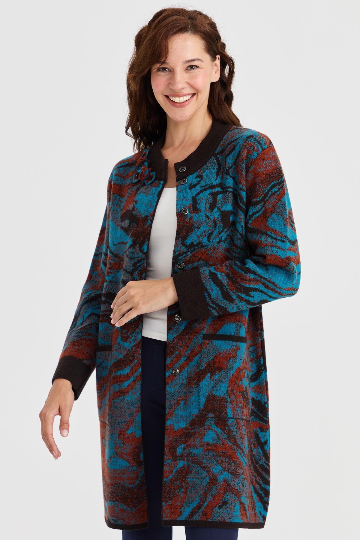 23126Kadın Dik Yaka Renkli Dalga Desenli Uzun Yün Kaban K.Kahve