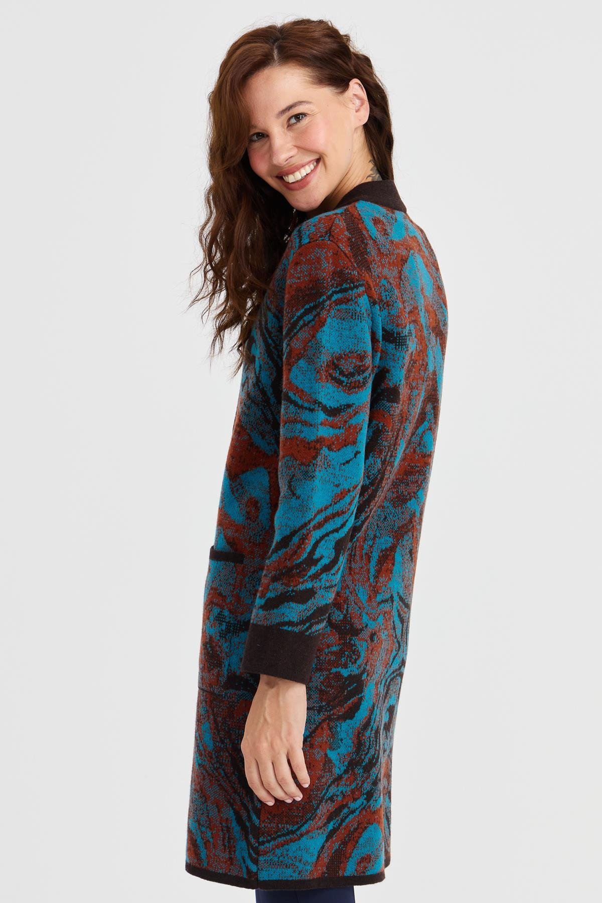 23126Kadın Dik Yaka Renkli Dalga Desenli Uzun Yün Kaban K.Kahve