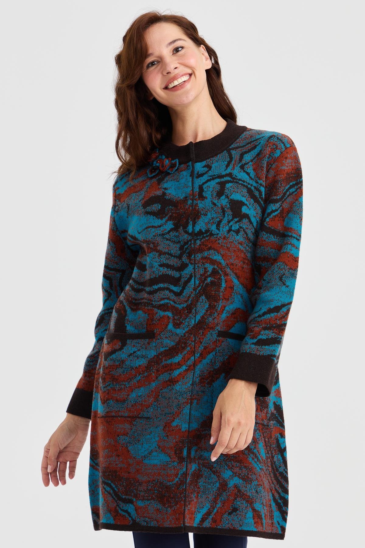 23126Kadın Dik Yaka Renkli Dalga Desenli Uzun Yün Kaban K.Kahve