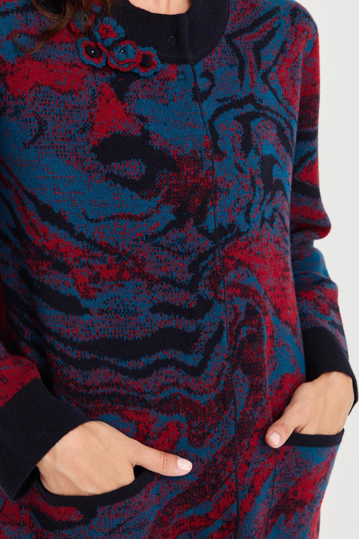 23126Kadın Dik Yaka Renkli Dalga Desenli Uzun Yün Kaban K.Lacivert