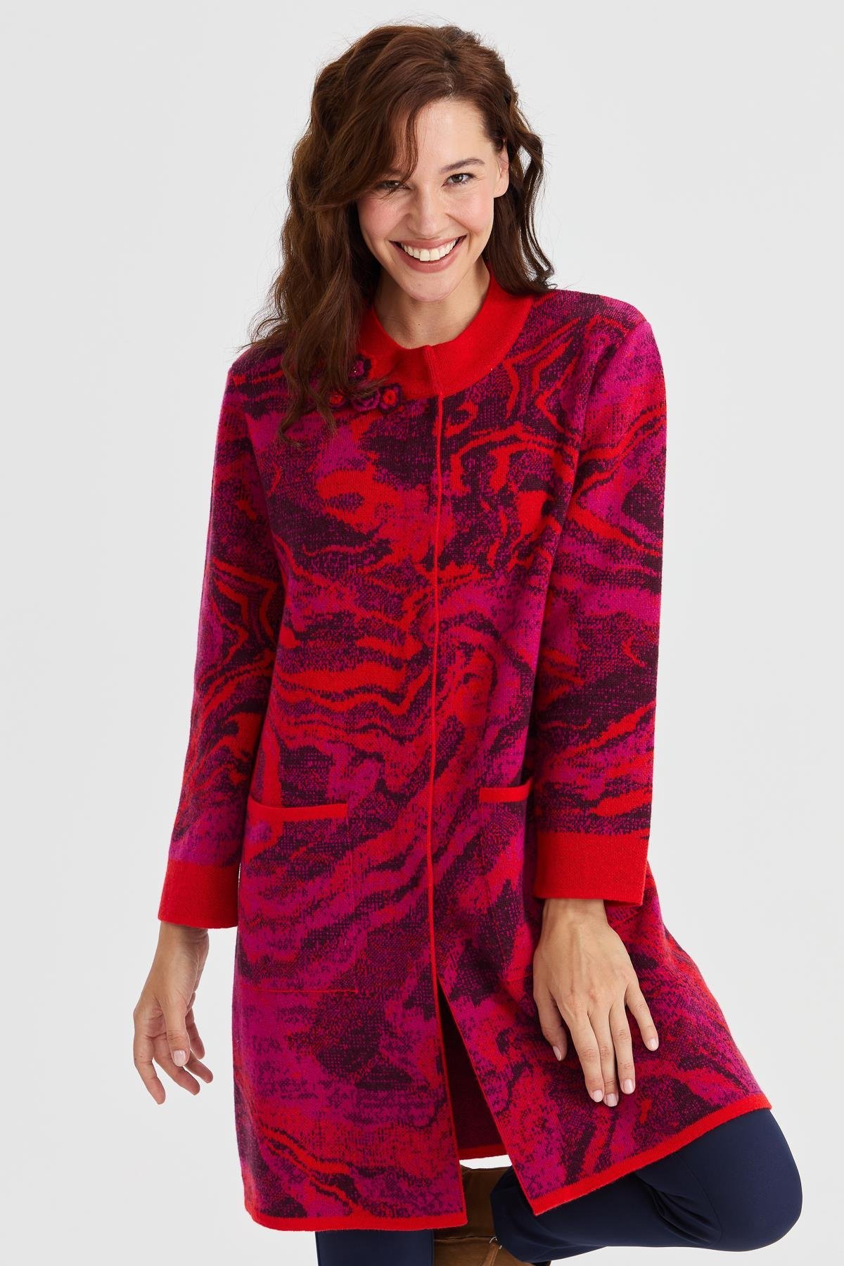 23126Kadın Dik Yaka Renkli Dalga Desenli Uzun Yün Kaban Mercan