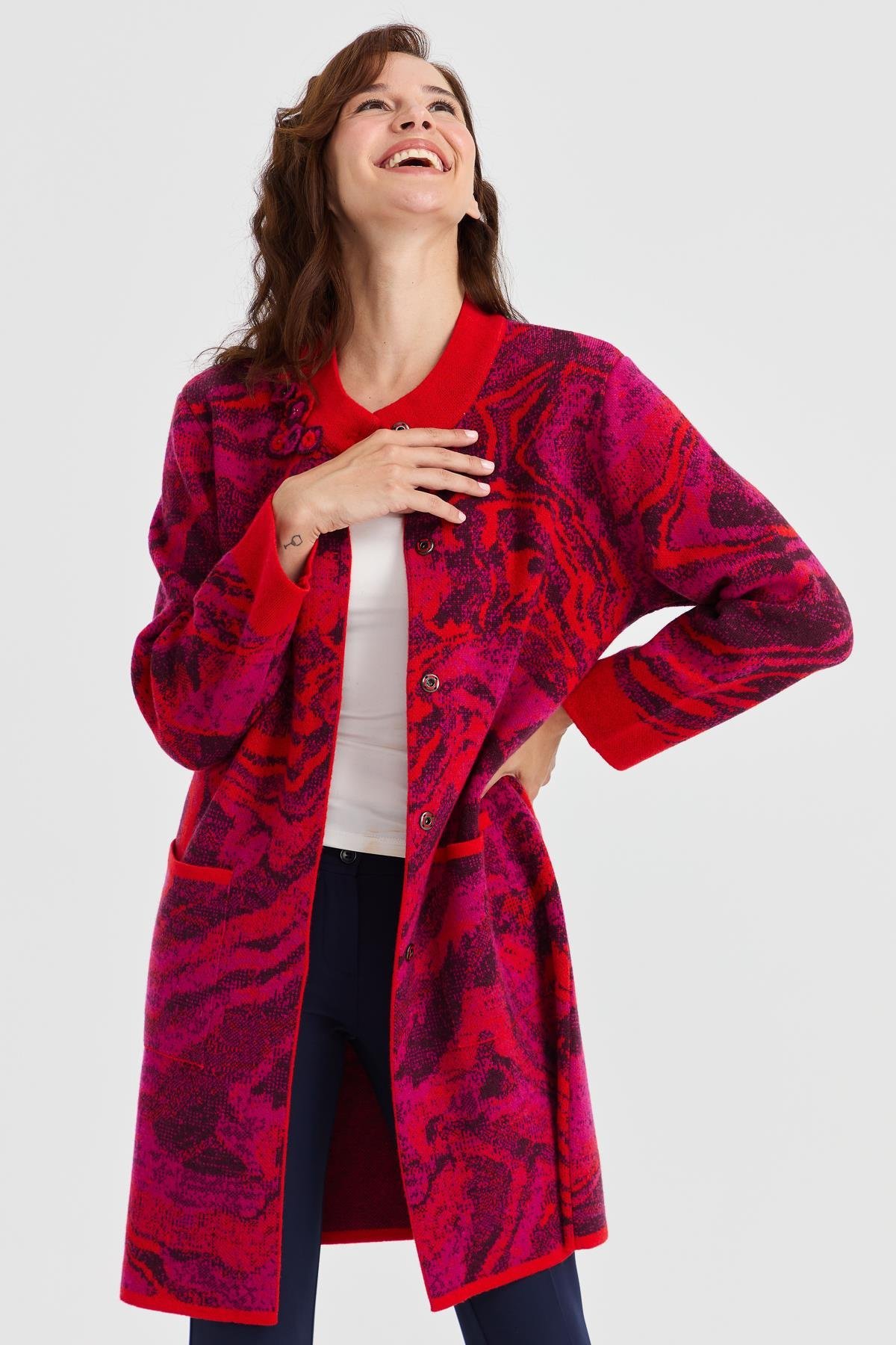 23126Kadın Dik Yaka Renkli Dalga Desenli Uzun Yün Kaban Mercan