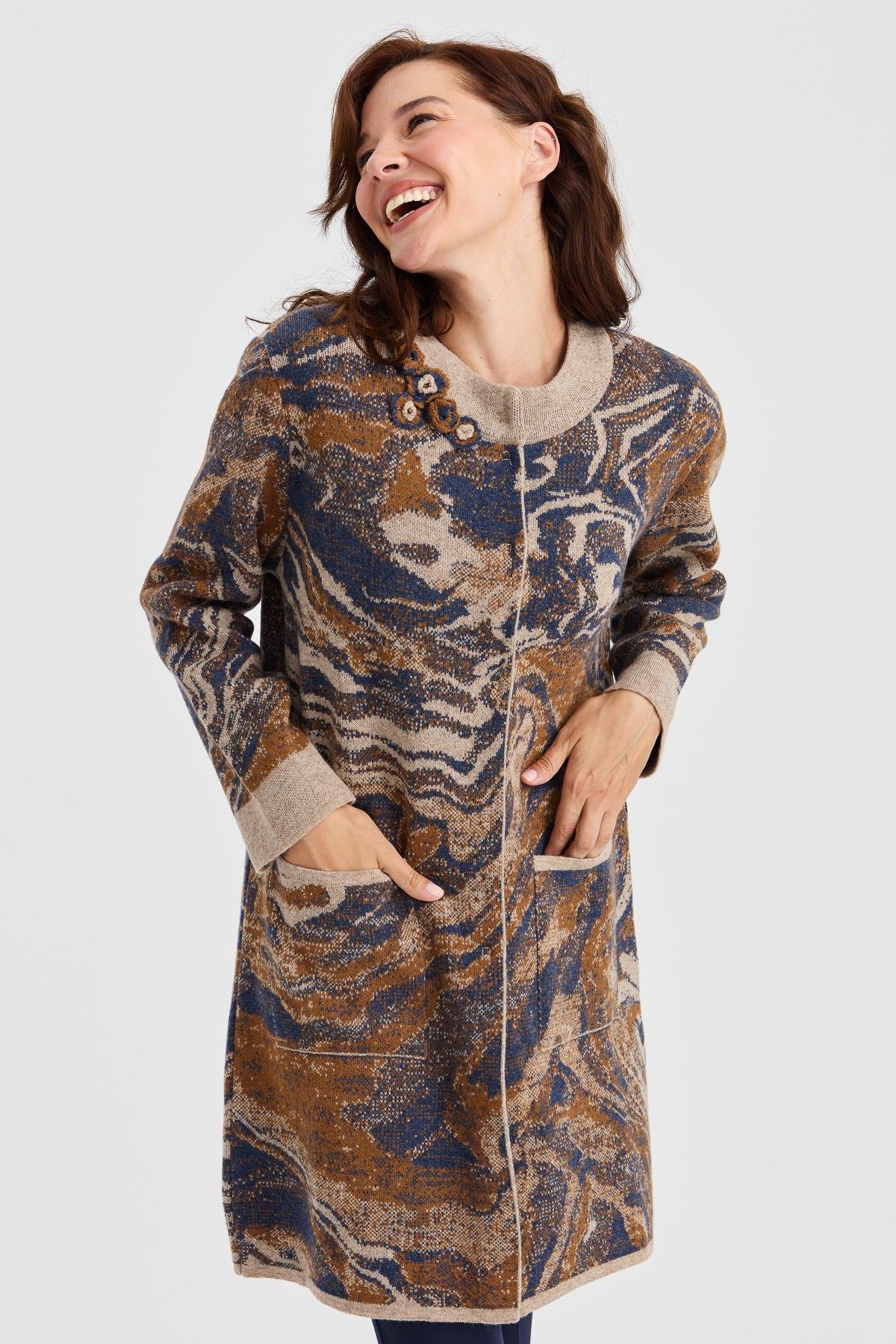 23126Kadın Dik Yaka Renkli Dalga Desenli Uzun Yün Kaban K.Bej