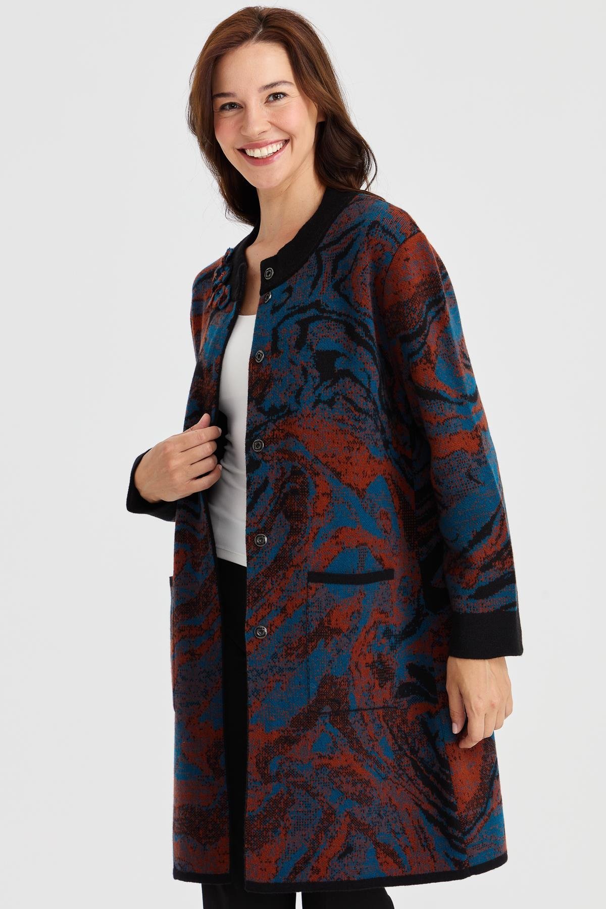 23126Kadın Dik Yaka Renkli Dalga Desenli Uzun Yün Kaban Siyah