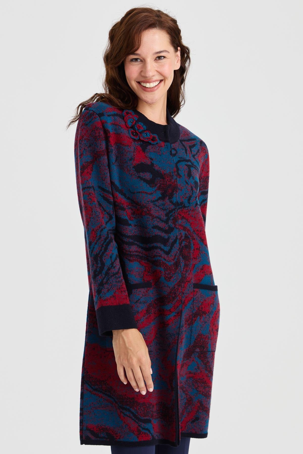 23126Kadın Dik Yaka Renkli Dalga Desenli Uzun Yün Kaban K.Lacivert
