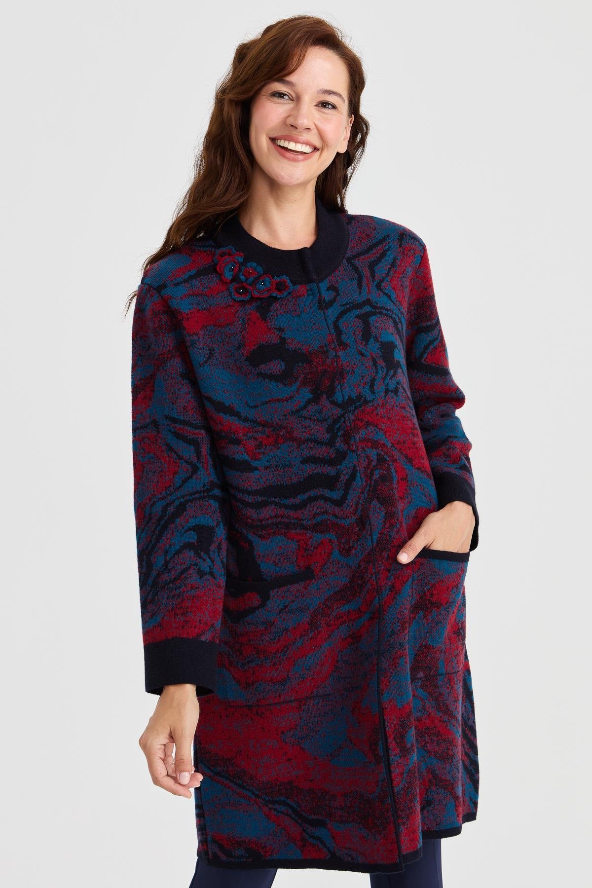 23126Kadın Dik Yaka Renkli Dalga Desenli Uzun Yün Kaban K.Lacivert