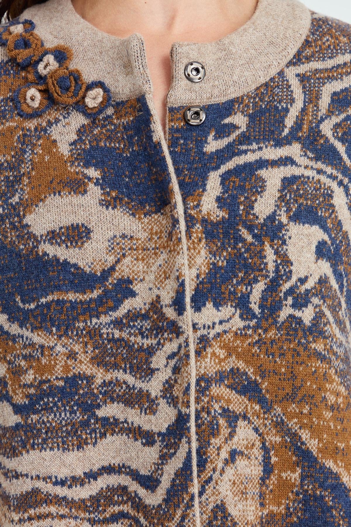 23126Kadın Dik Yaka Renkli Dalga Desenli Uzun Yün Kaban K.Bej