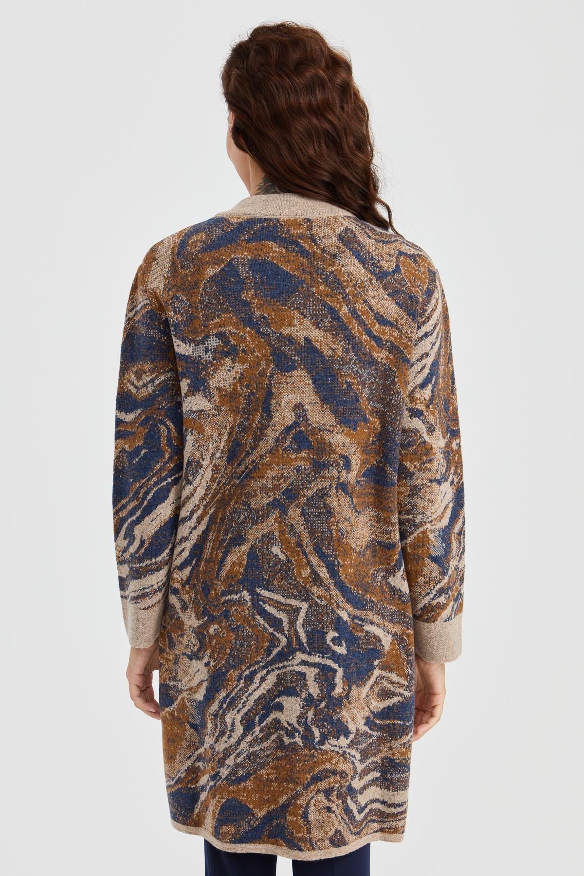 23126Kadın Dik Yaka Renkli Dalga Desenli Uzun Yün Kaban K.Bej