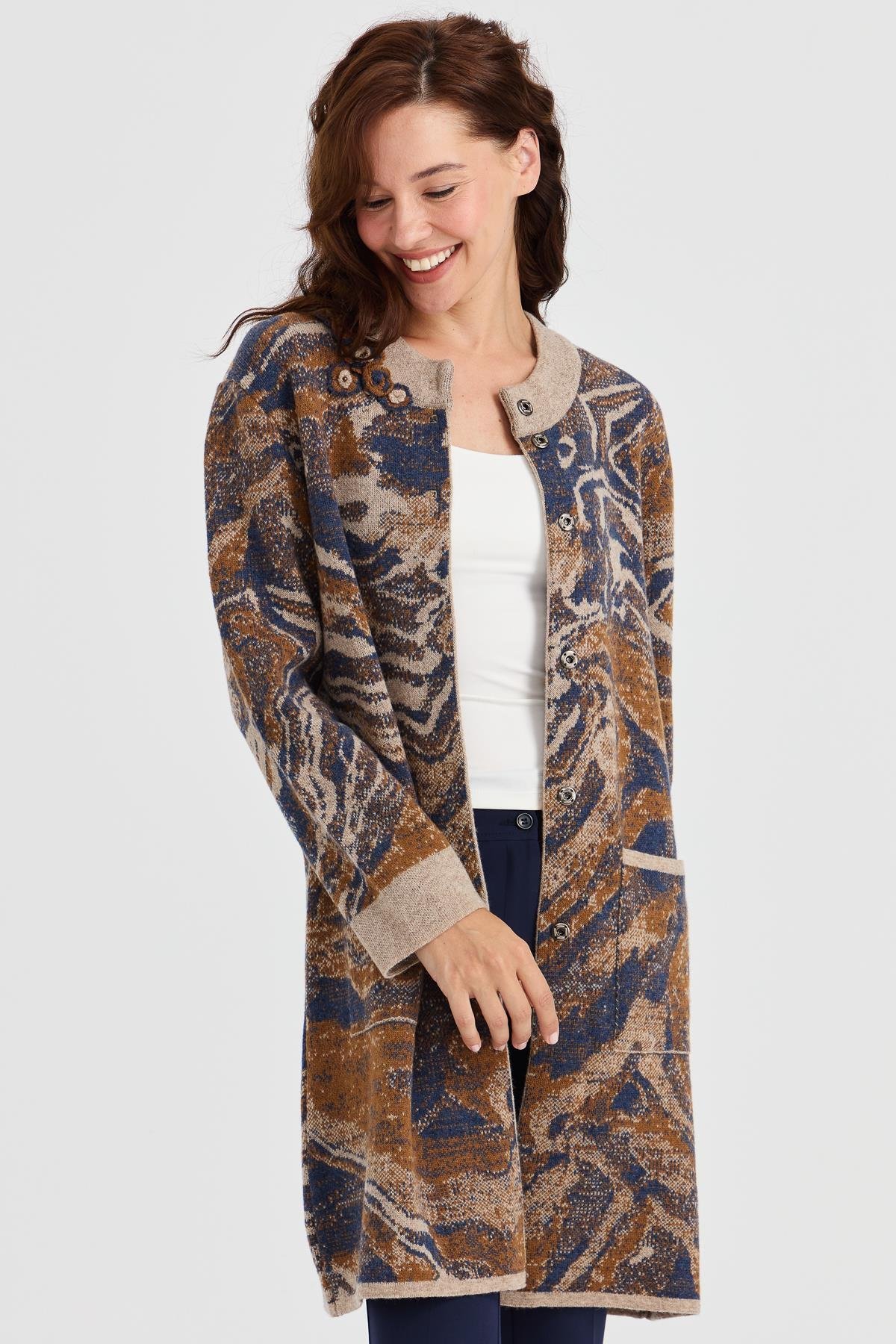 23126Kadın Dik Yaka Renkli Dalga Desenli Uzun Yün Kaban K.Bej