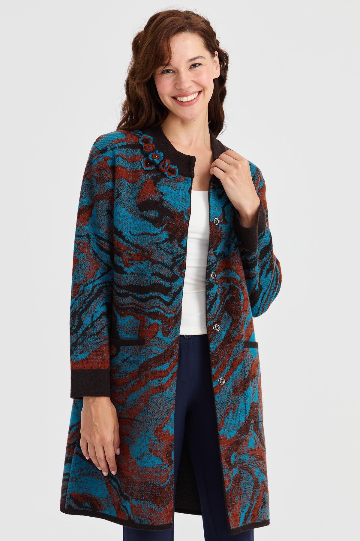 23126Kadın Dik Yaka Renkli Dalga Desenli Uzun Yün Kaban K.Kahve