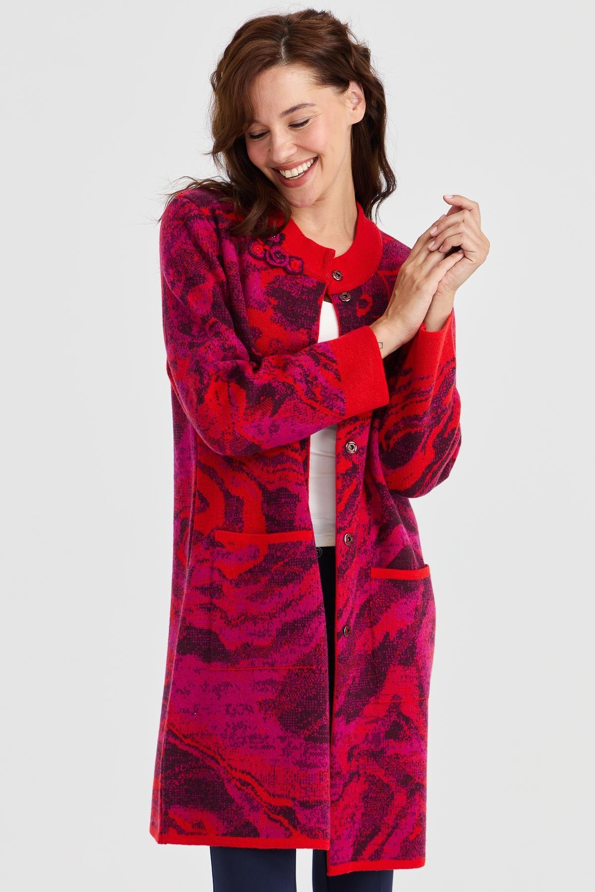 23126Kadın Dik Yaka Renkli Dalga Desenli Uzun Yün Kaban Mercan