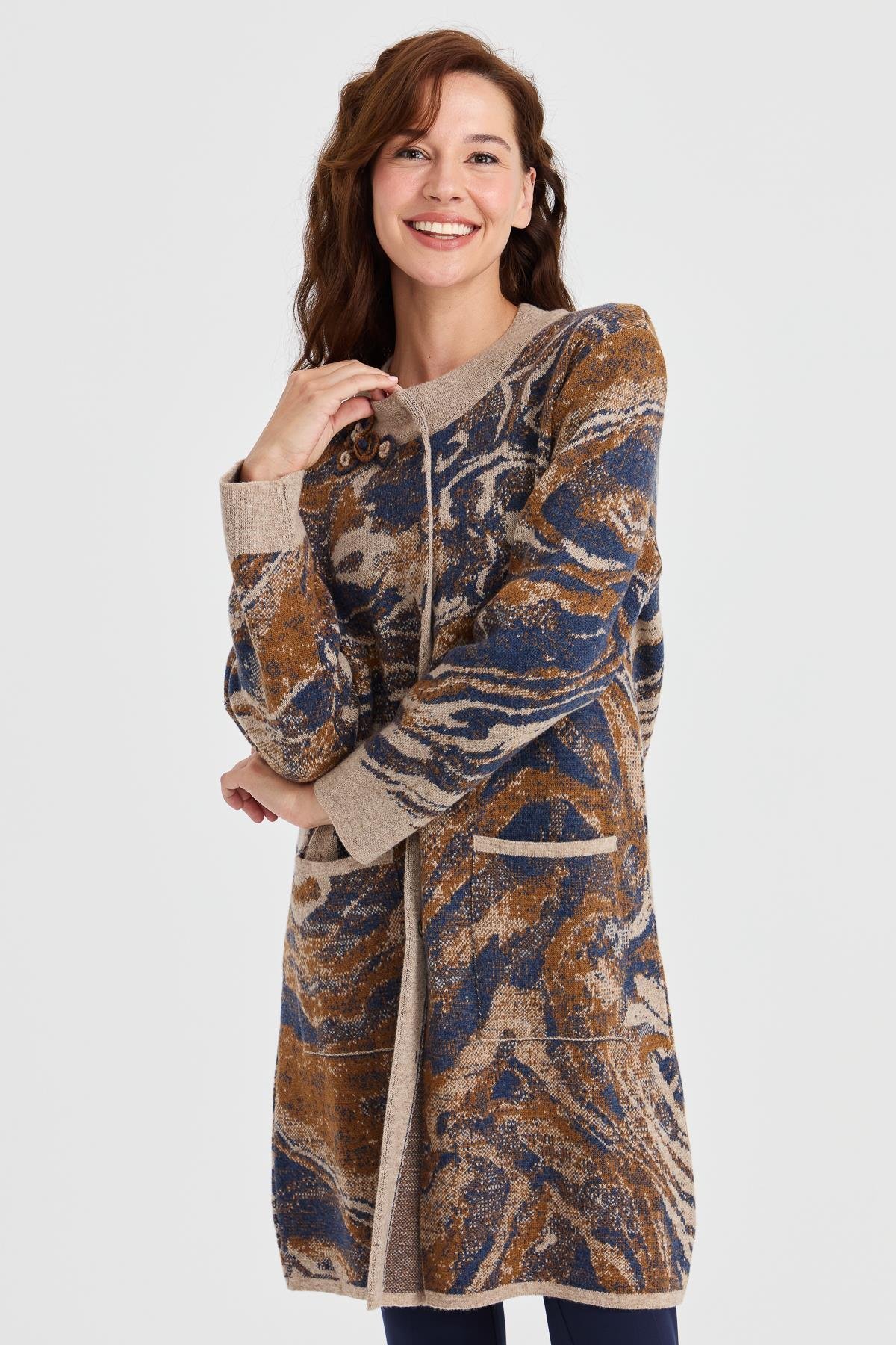 23126Kadın Dik Yaka Renkli Dalga Desenli Uzun Yün Kaban K.Bej