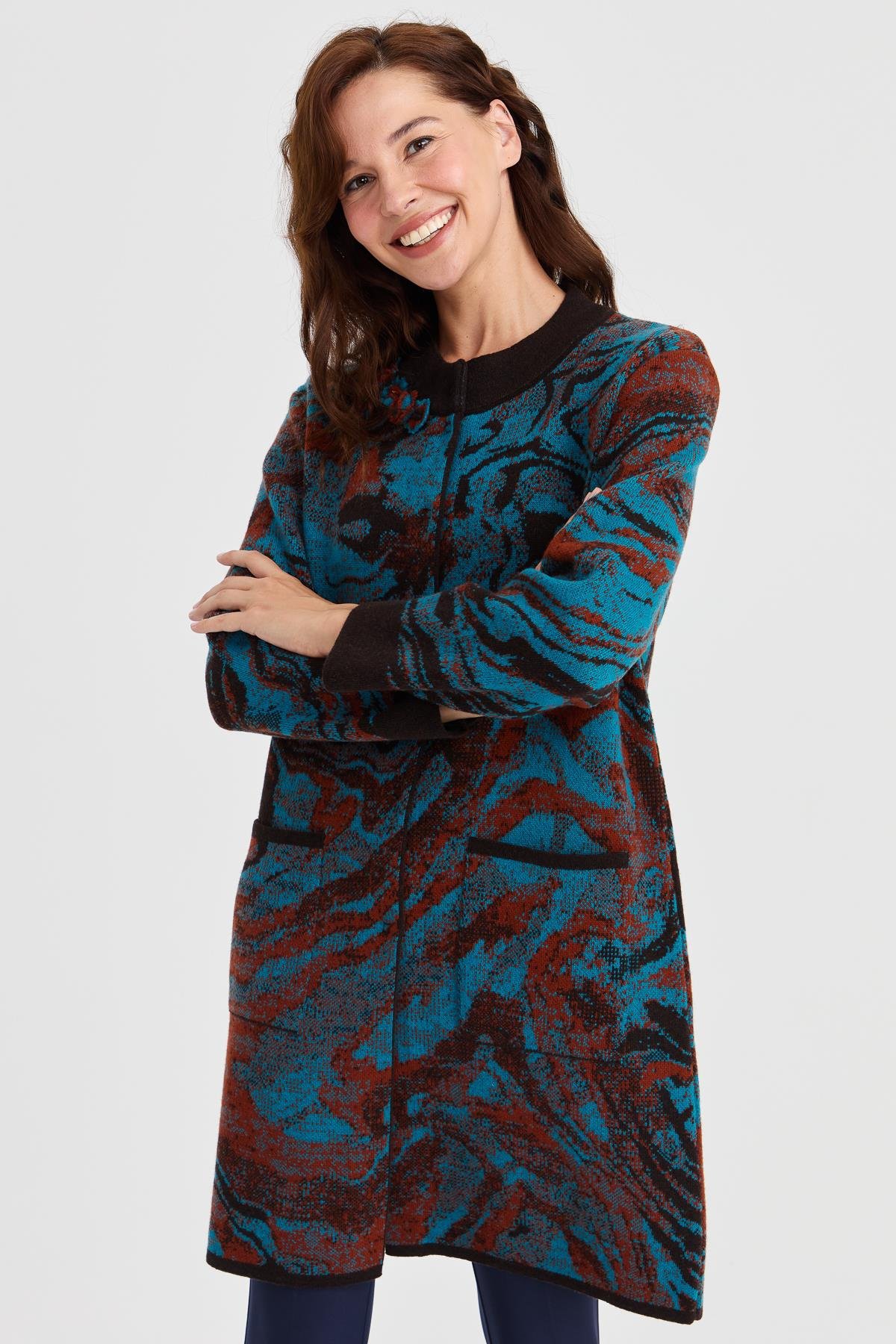 23126Kadın Dik Yaka Renkli Dalga Desenli Uzun Yün Kaban K.Kahve