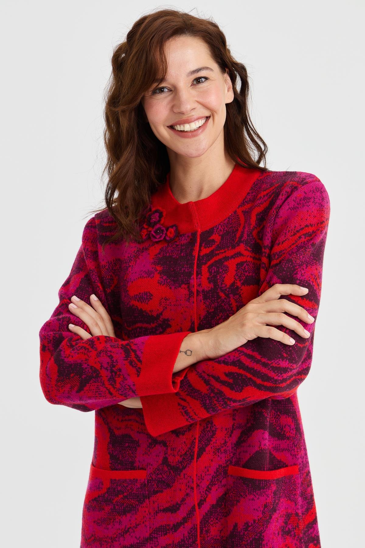 23126Kadın Dik Yaka Renkli Dalga Desenli Uzun Yün Kaban Mercan