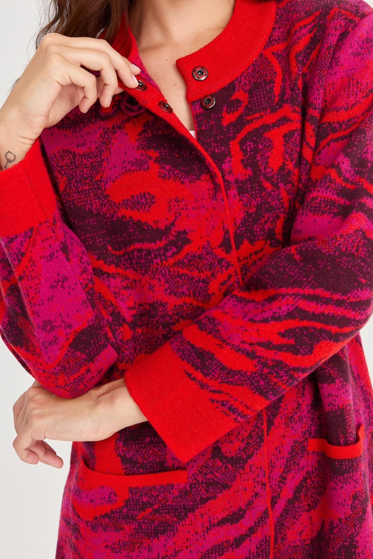 23126Kadın Dik Yaka Renkli Dalga Desenli Uzun Yün Kaban Mercan