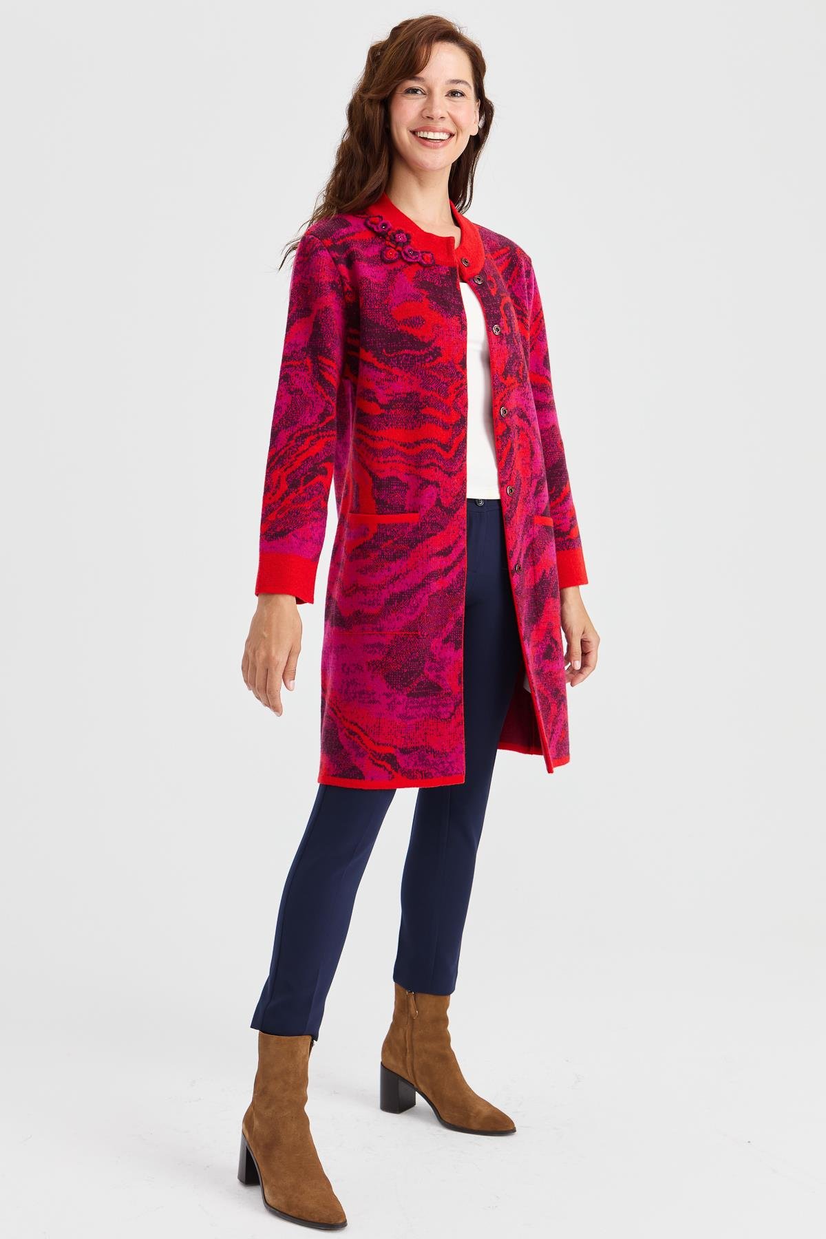 23126Kadın Dik Yaka Renkli Dalga Desenli Uzun Yün Kaban Mercan