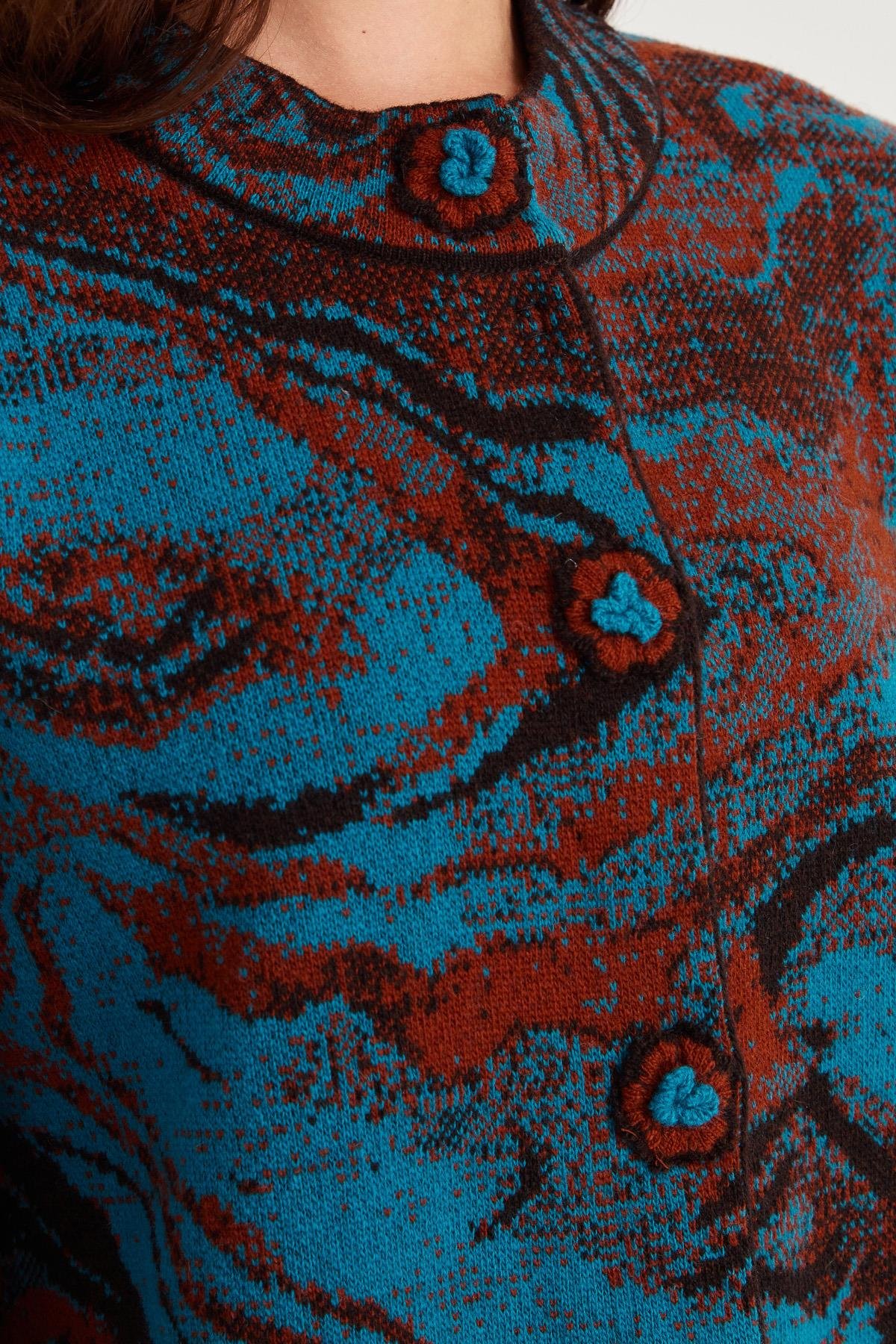 23125Kadın Dik Yaka Renkli Dalga Desenli Yün Kaban K.Kahve