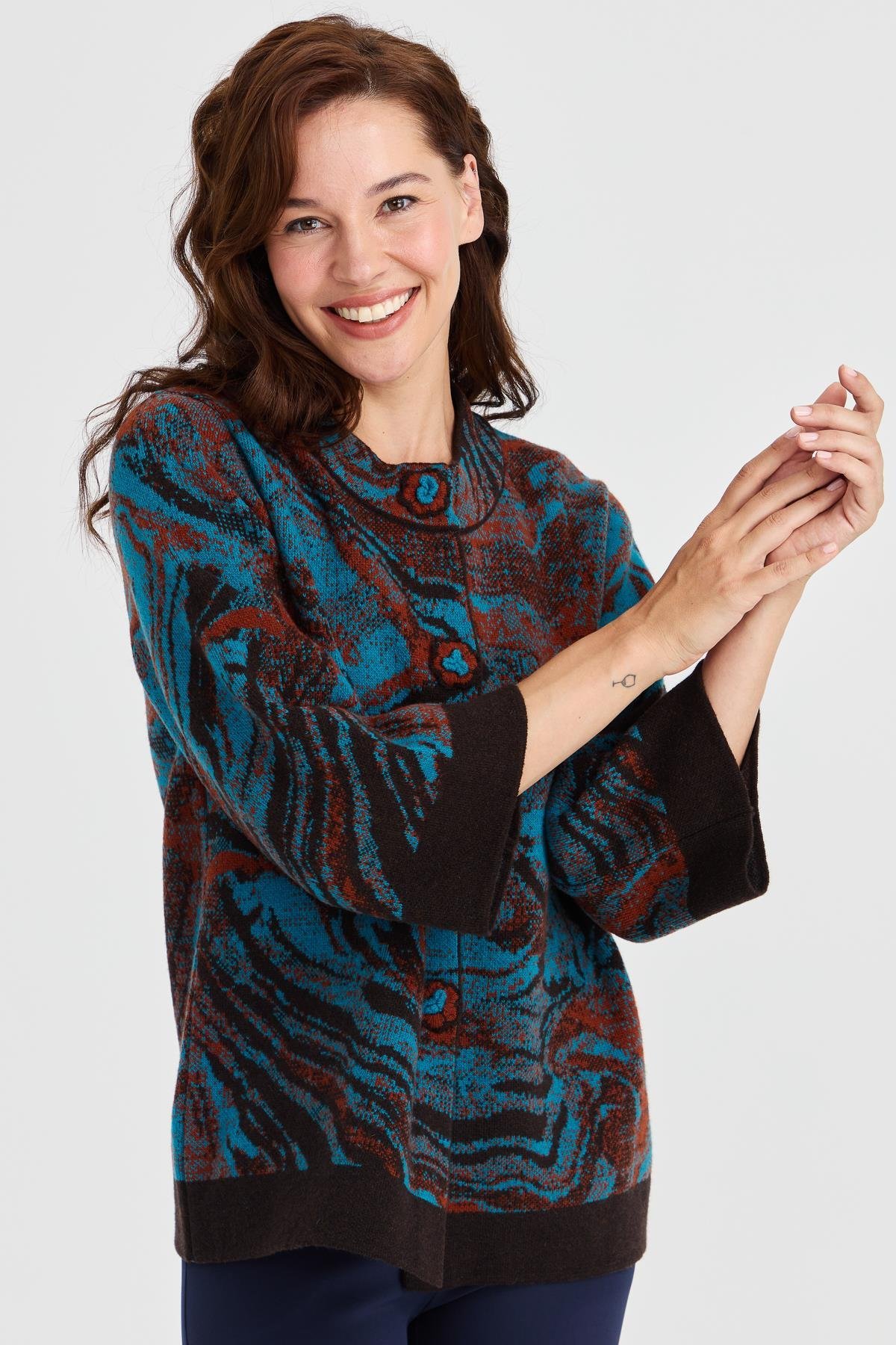 23125Kadın Dik Yaka Renkli Dalga Desenli Yün Kaban K.Kahve