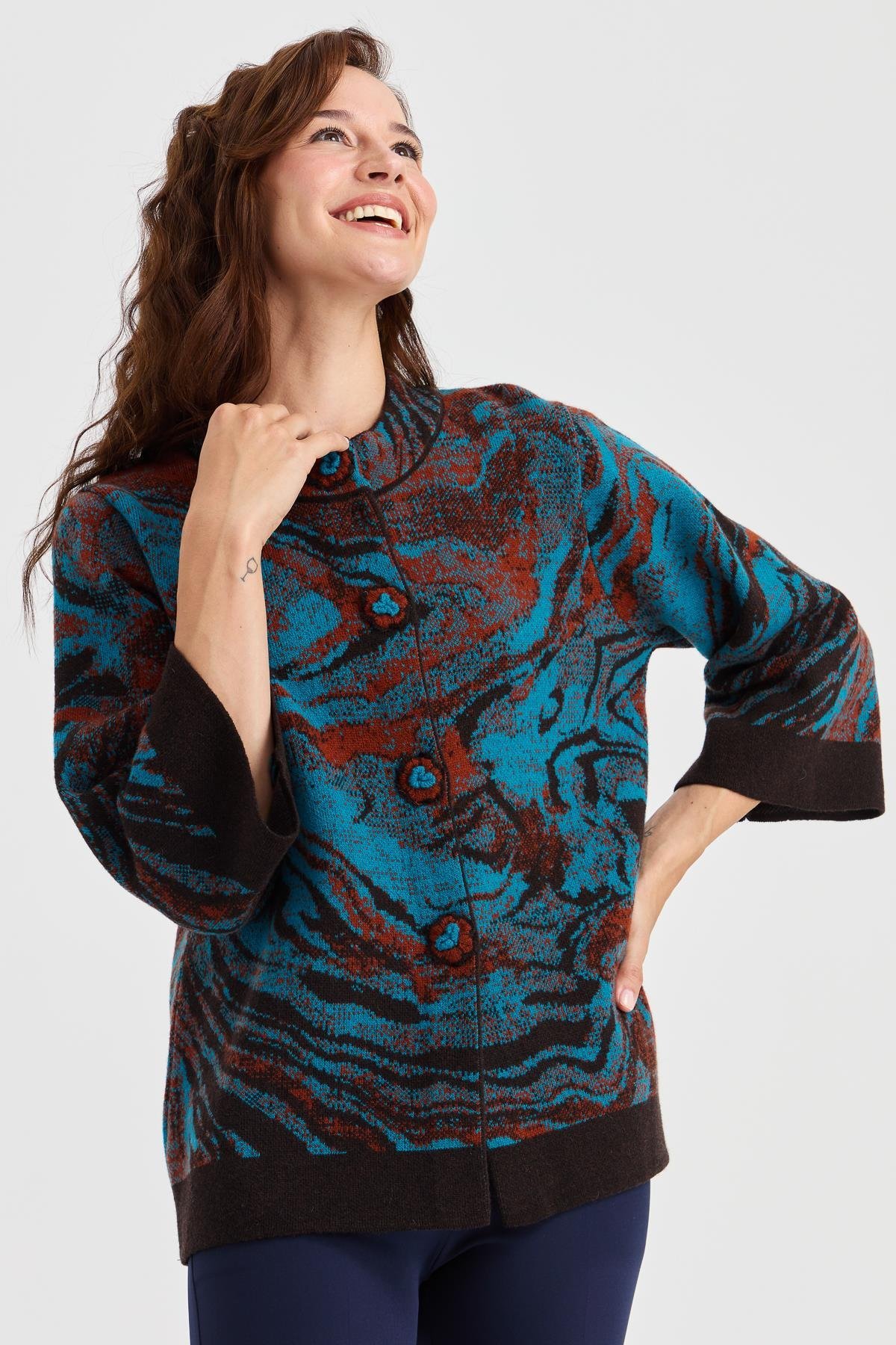 23125Kadın Dik Yaka Renkli Dalga Desenli Yün Kaban K.Kahve