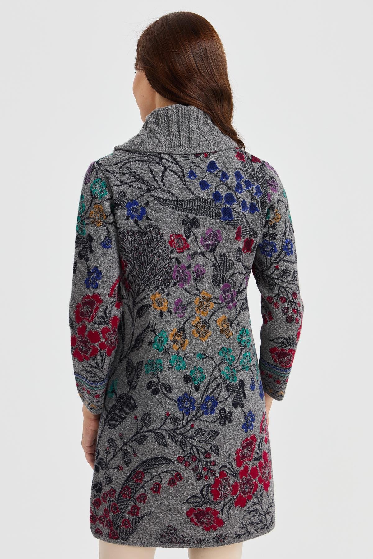 23018Kadın Dik Yaka Sarmaşık Çiçekli Uzun Yün Kaban Füme