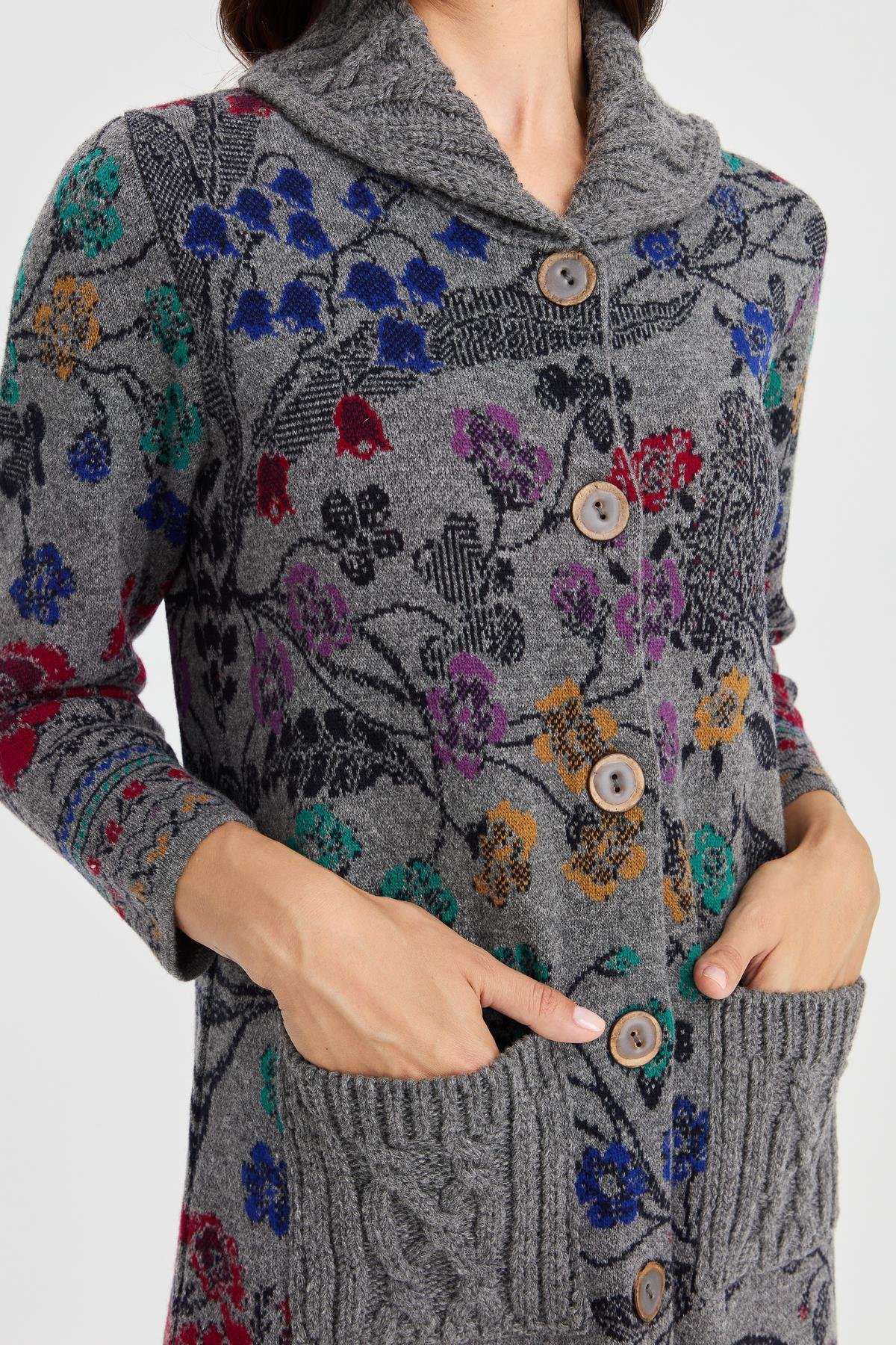 23018Kadın Dik Yaka Sarmaşık Çiçekli Uzun Yün Kaban Füme