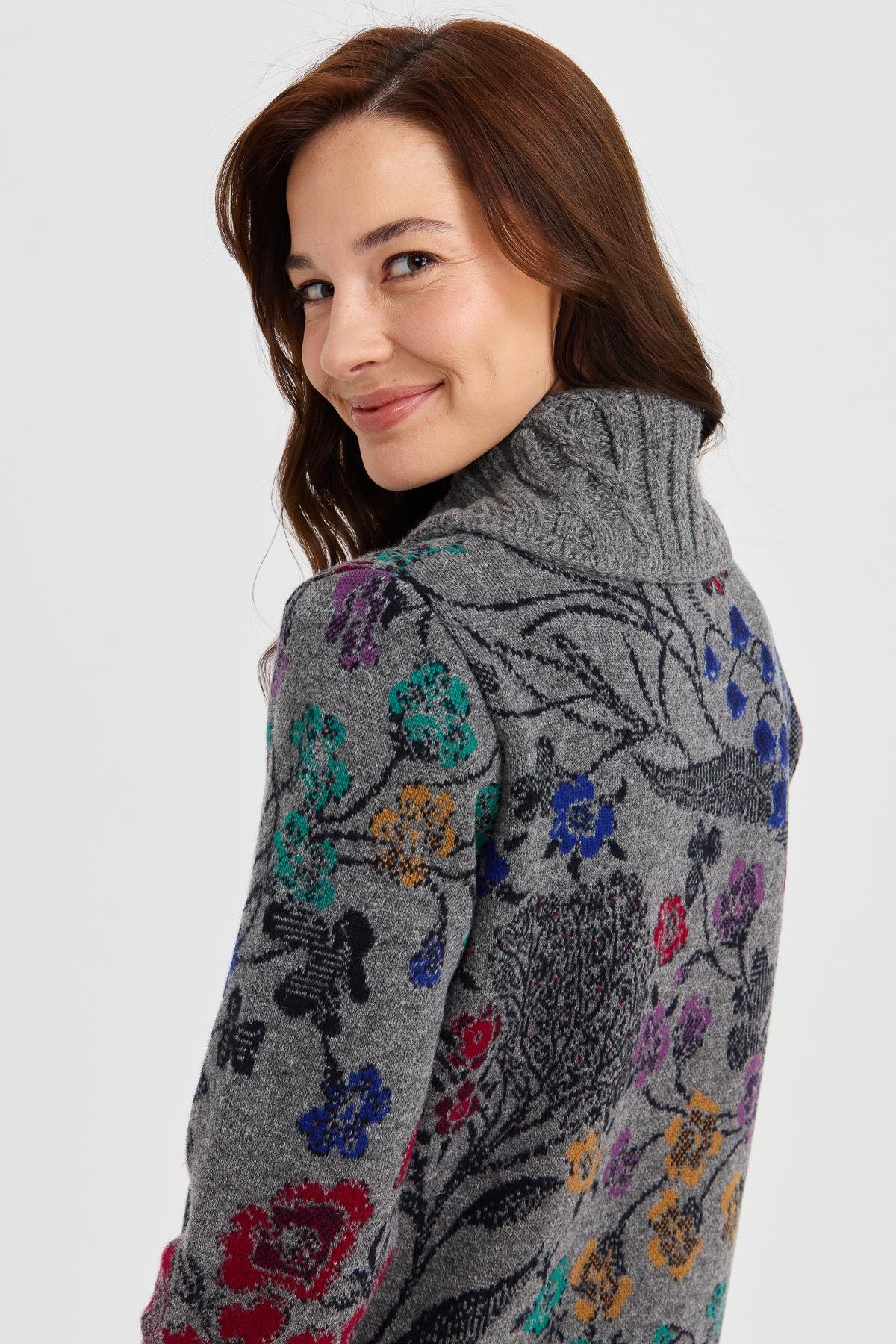 23018Kadın Dik Yaka Sarmaşık Çiçekli Uzun Yün Kaban Füme