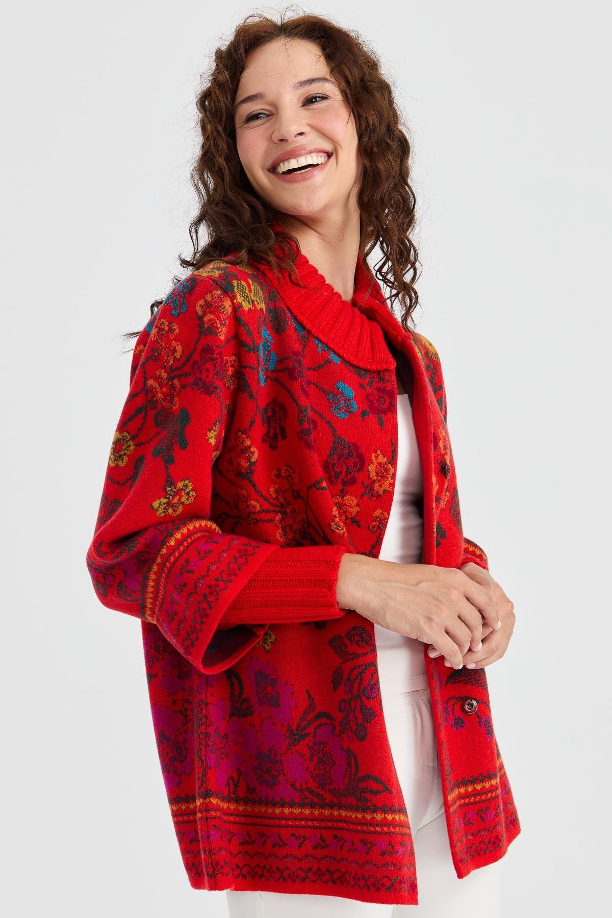 23017Kadın Dik Yaka Sarmaşık Çiçekli Yün Kaban Mercan