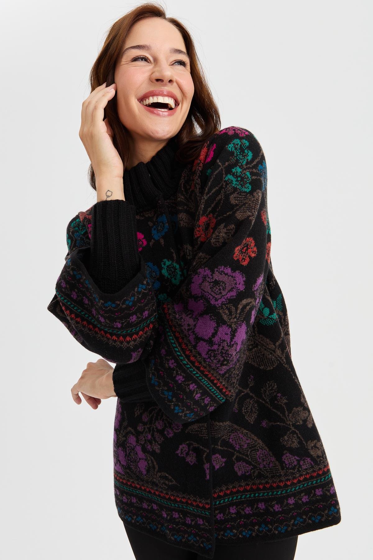 23017Kadın Dik Yaka Sarmaşık Çiçekli Yün Kaban Siyah