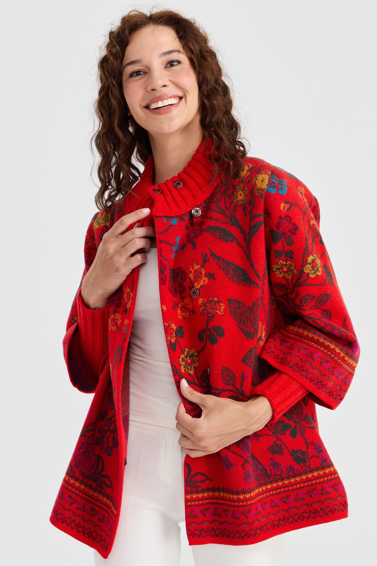 23017Kadın Dik Yaka Sarmaşık Çiçekli Yün Kaban Mercan