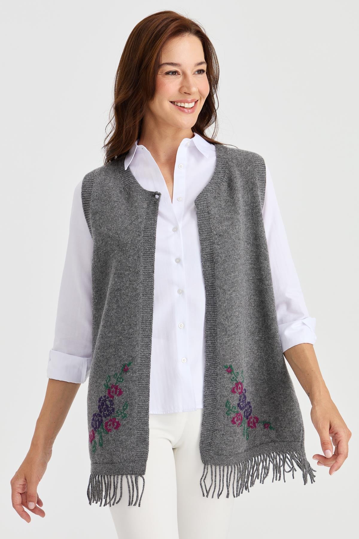 23225Kadın Eteği Çiçekli Püsküllü Yelek Füme