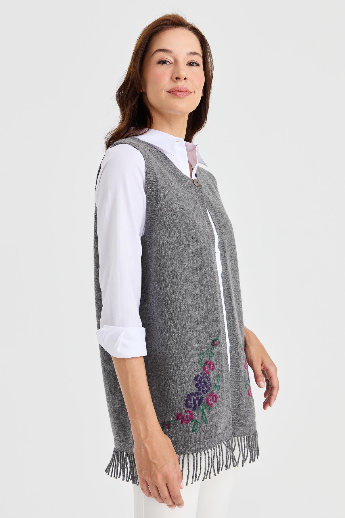 23225Kadın Eteği Çiçekli Püsküllü Yelek Füme