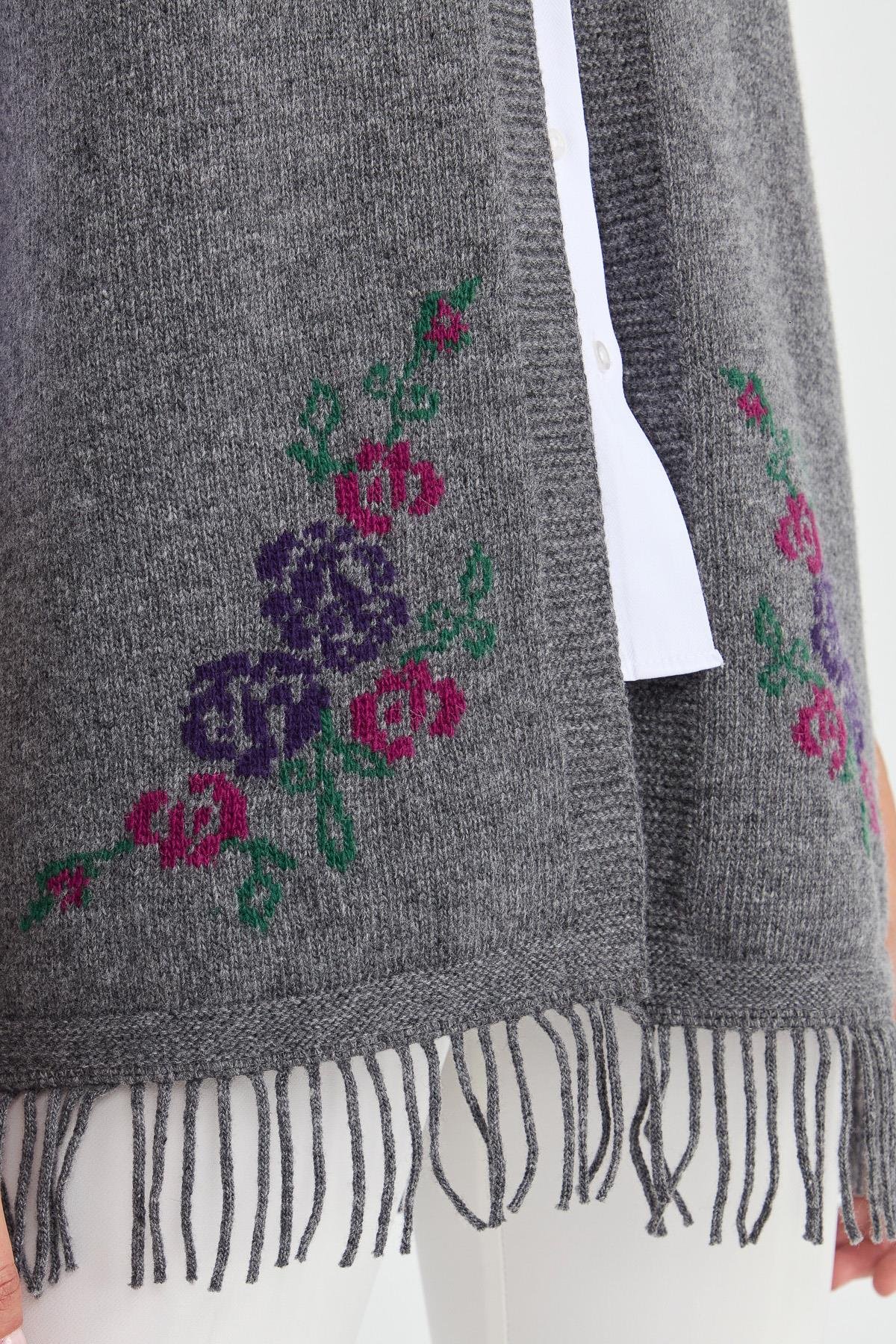 23225Kadın Eteği Çiçekli Püsküllü Yelek Füme