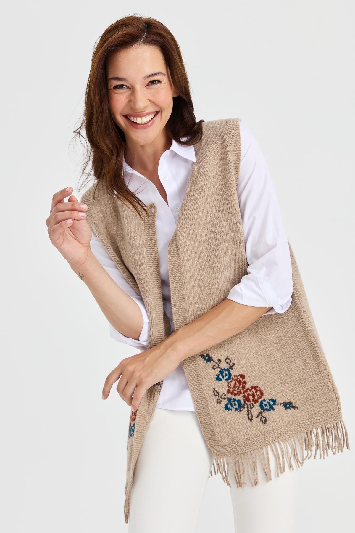 23225Kadın Eteği Çiçekli Püsküllü Yelek K.Bej