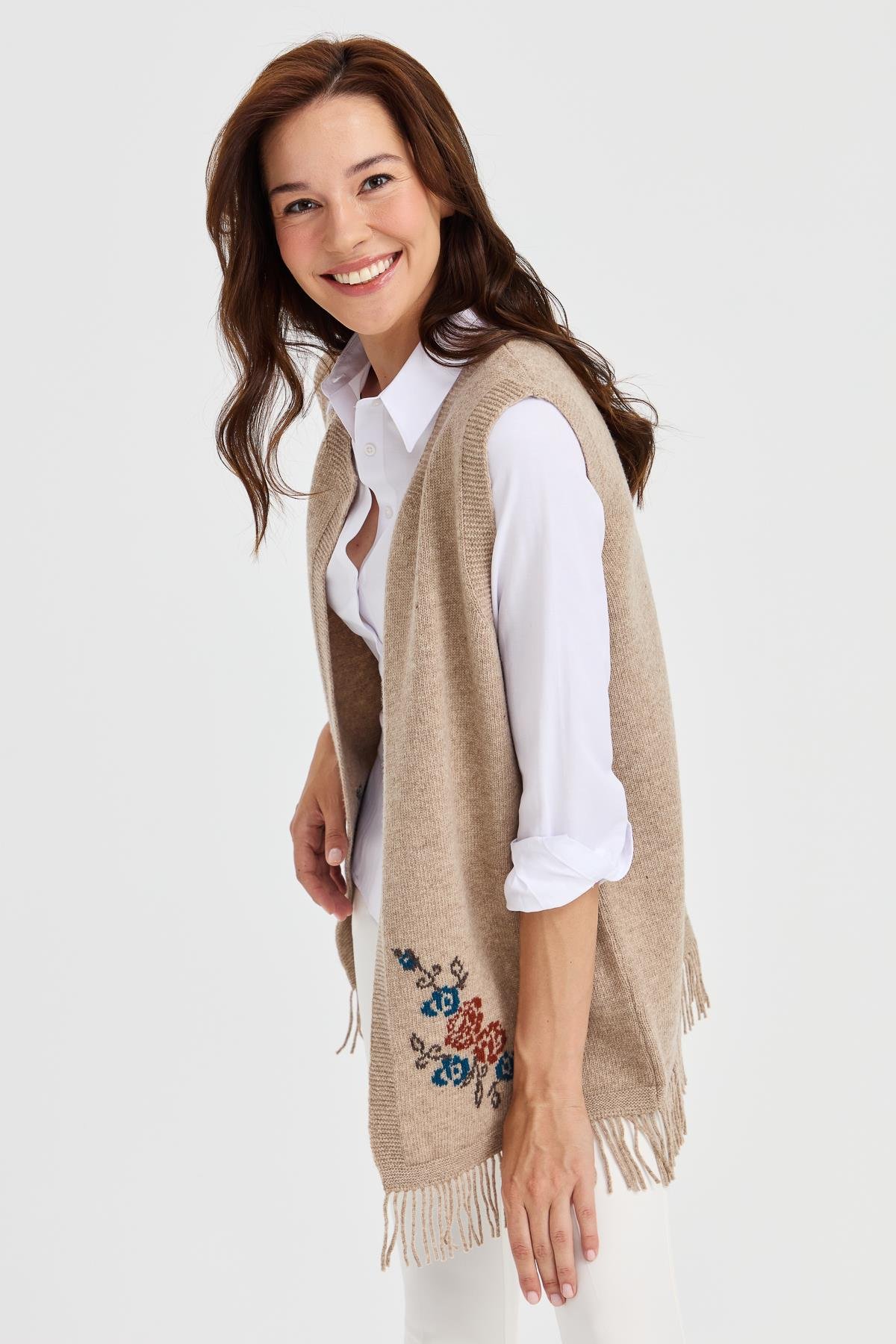 23225Kadın Eteği Çiçekli Püsküllü Yelek K.Bej