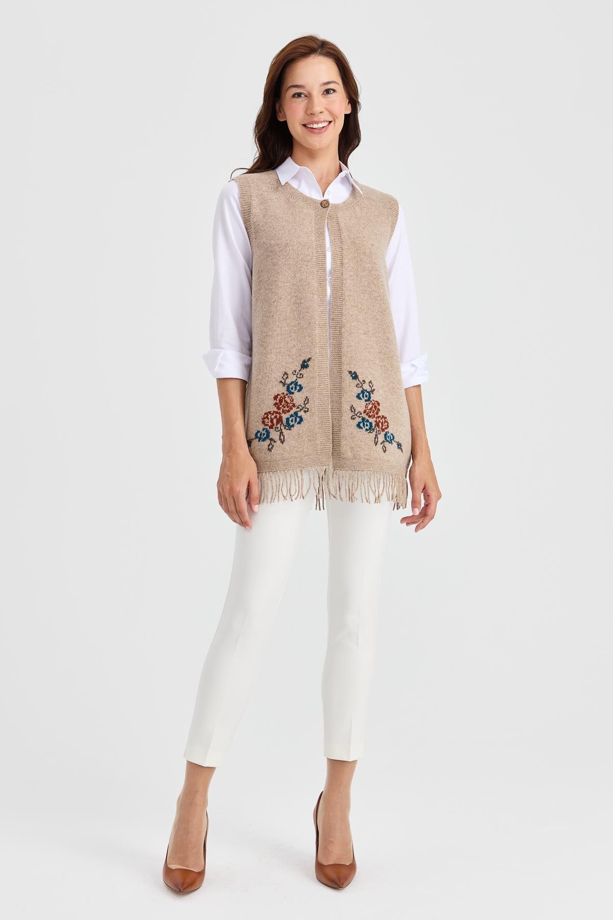 23225Kadın Eteği Çiçekli Püsküllü Yelek K.Bej