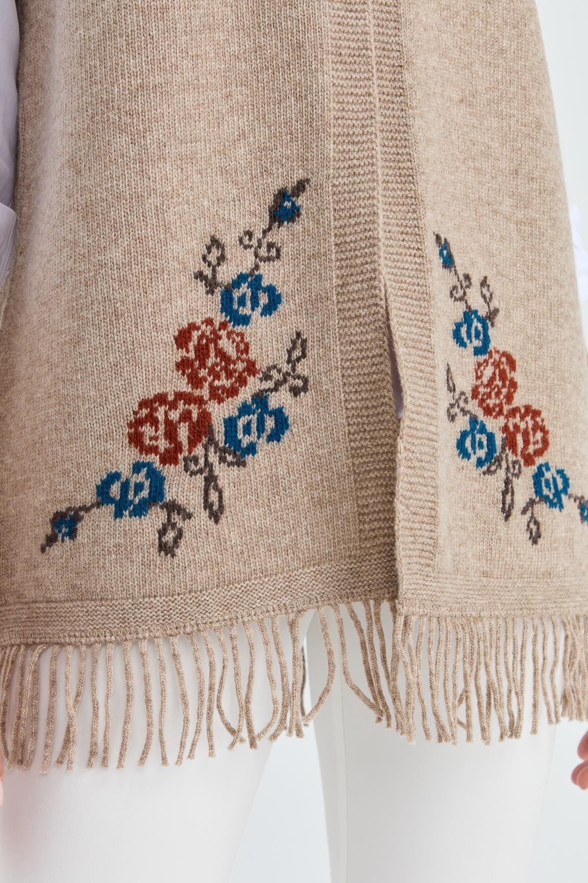 23225Kadın Eteği Çiçekli Püsküllü Yelek K.Bej