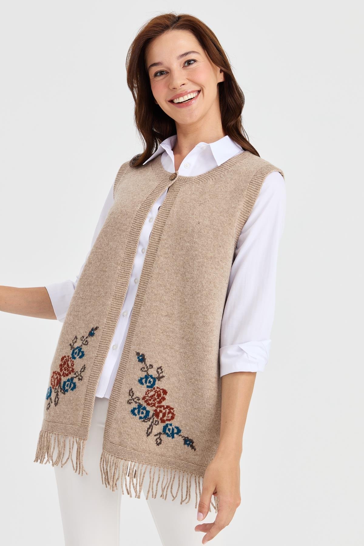 23225Kadın Eteği Çiçekli Püsküllü Yelek K.Bej