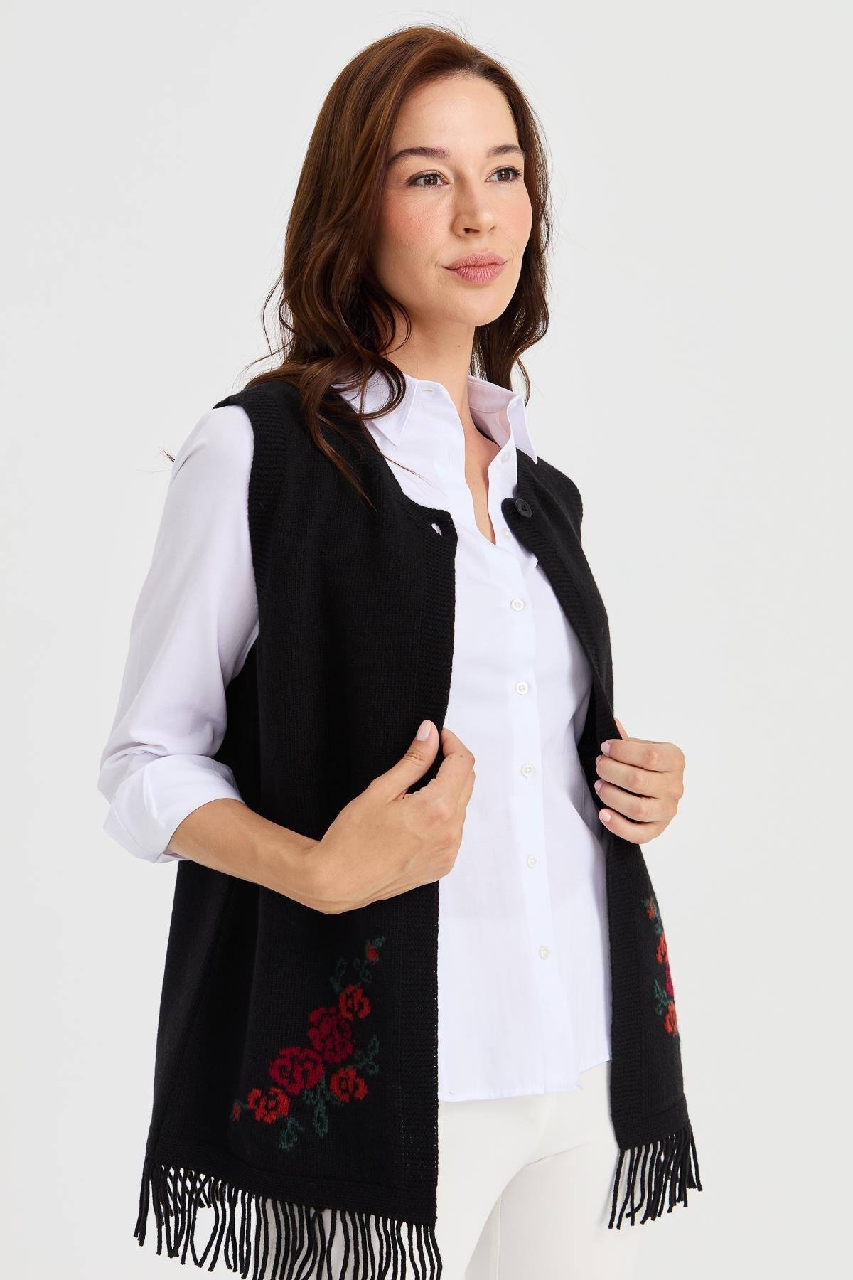 23225Kadın Eteği Çiçekli Püsküllü Yelek Siyah