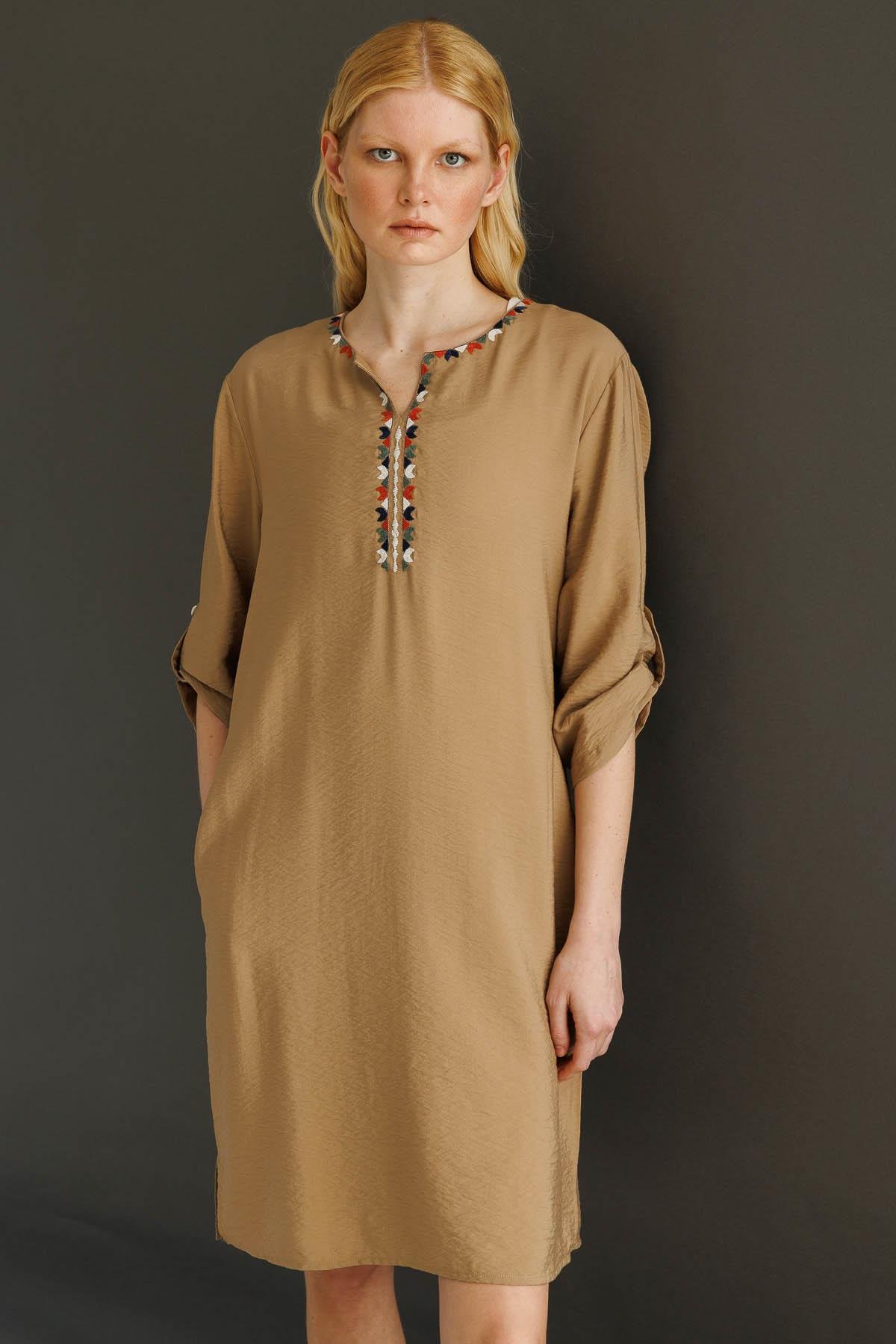 25880Kadın Etnik Desen Nakışlı Keten Elbise Vizon