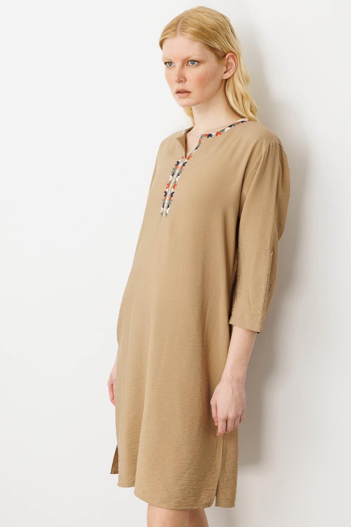 25880Kadın Etnik Desen Nakışlı Keten Elbise Vizon